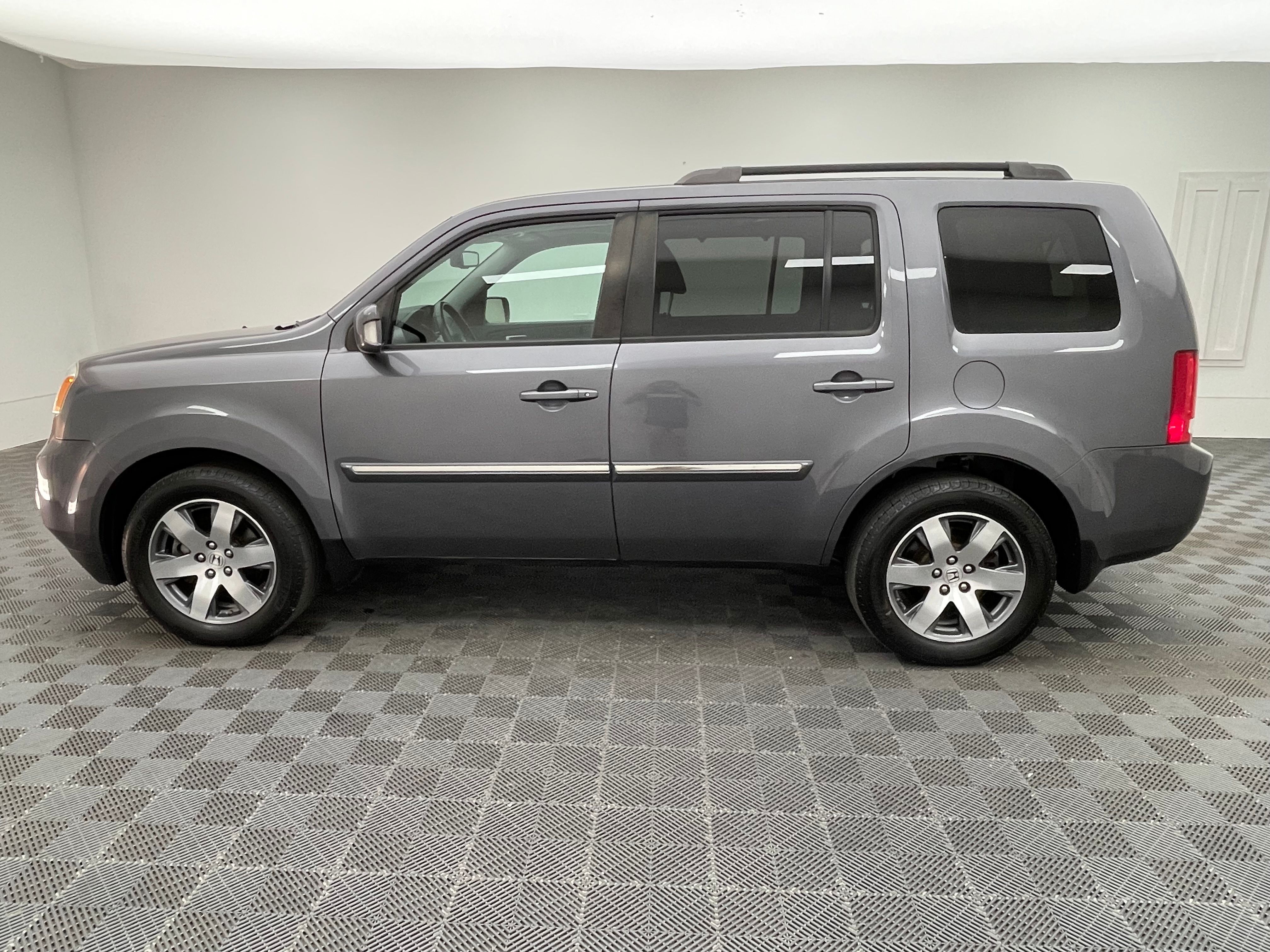 Used 2015 Modern Steel Metallic Honda Touring image 14