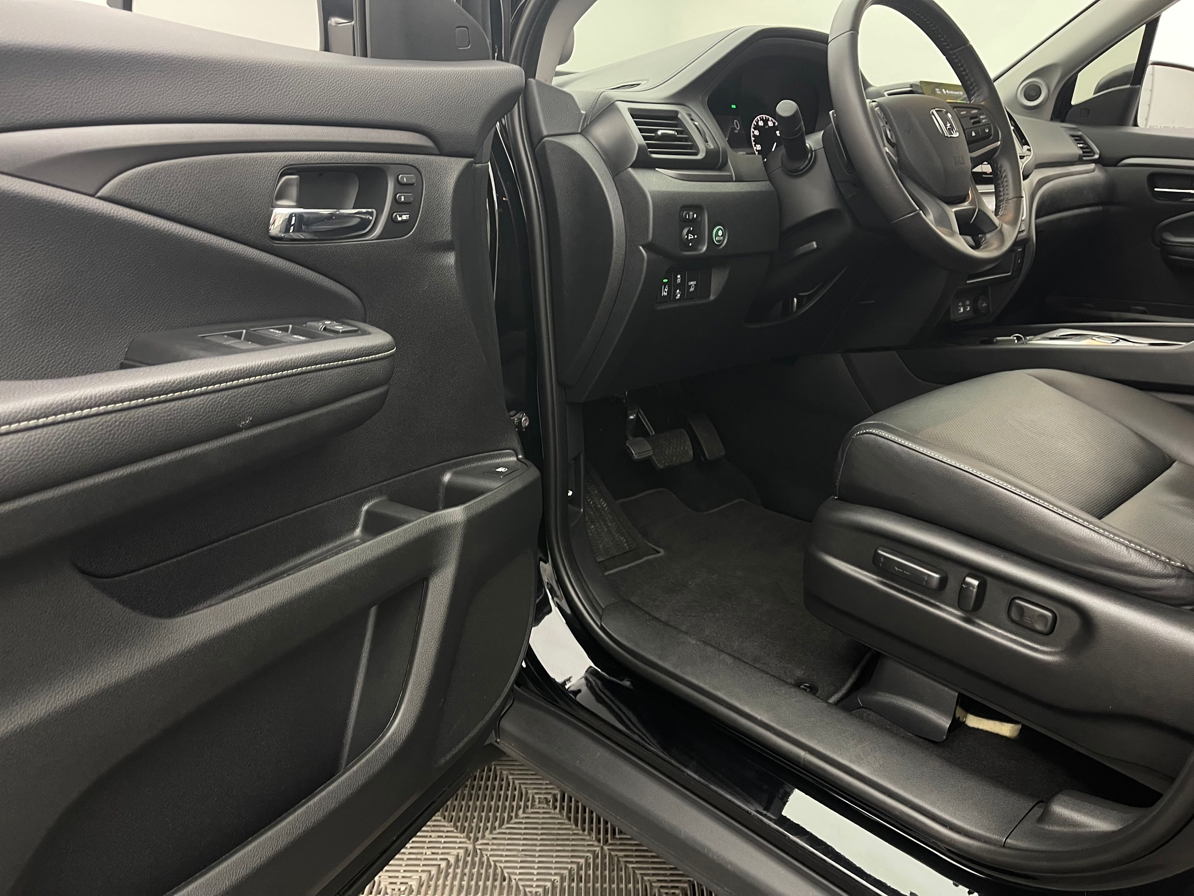 Used 2025 Crystal Black Pearl Honda RTL image 14