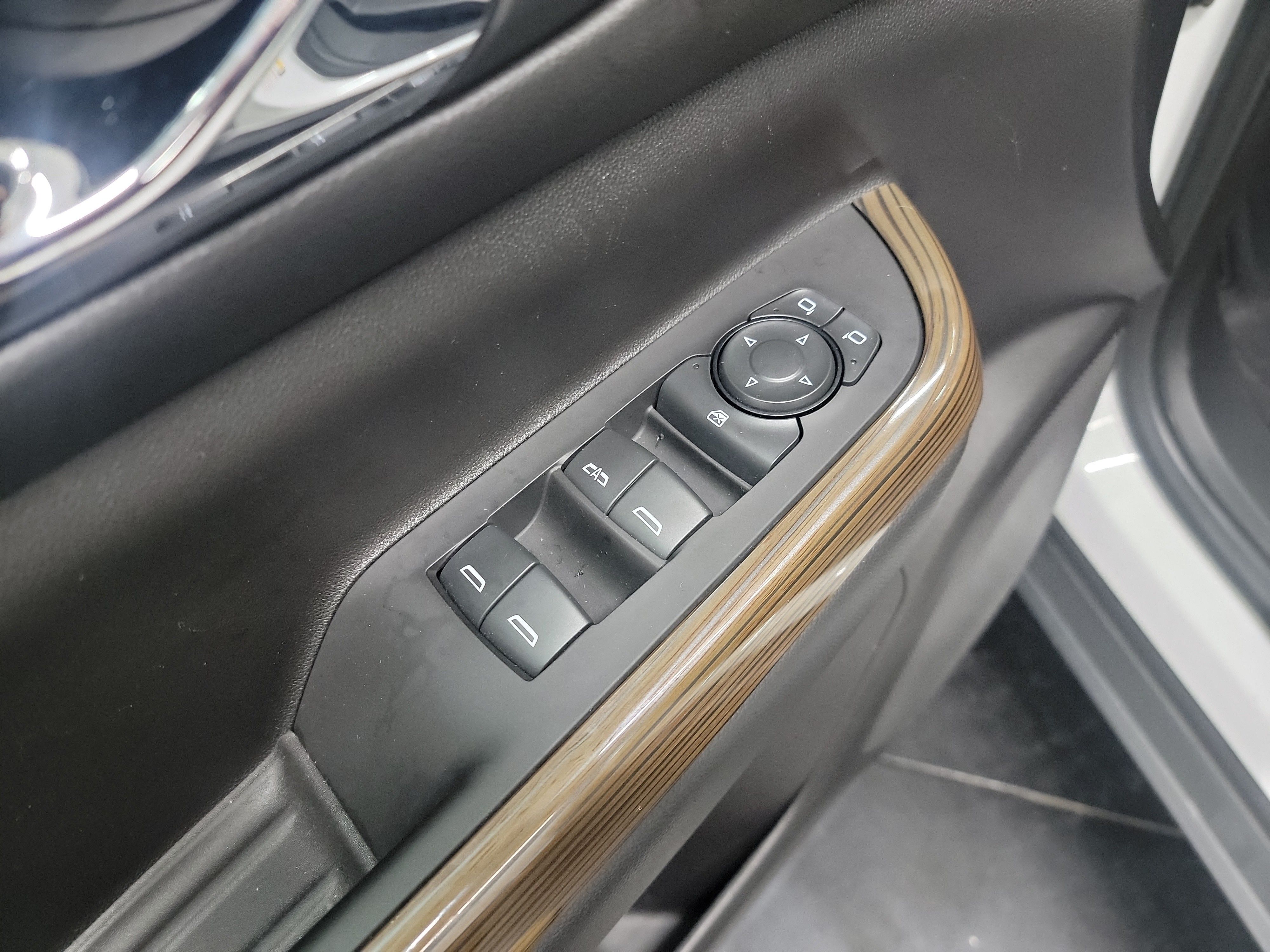 2022 GMC Acadia SLE photo