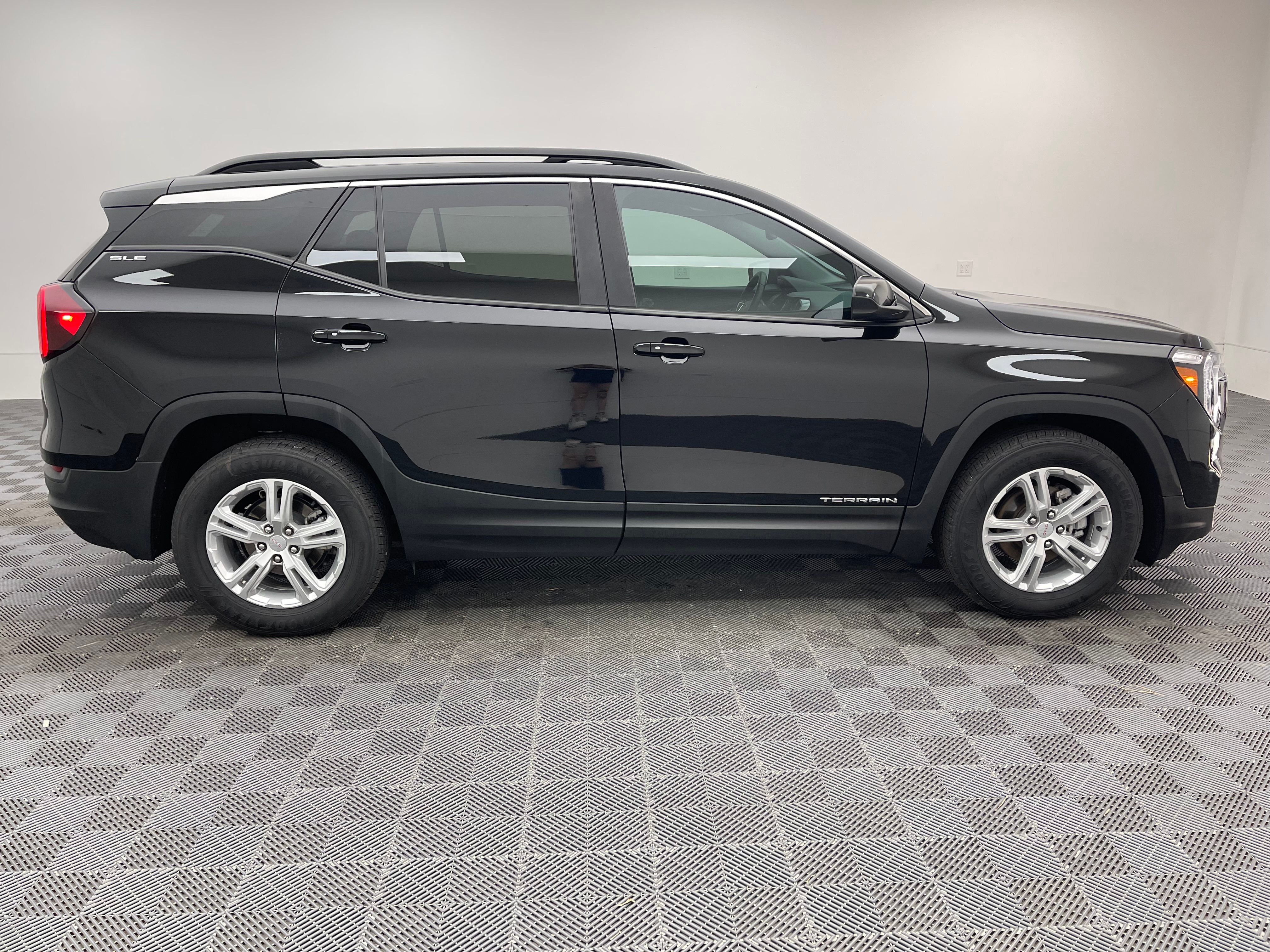 Used 2022 Ebony Twilight Metallic GMC SLE image 6