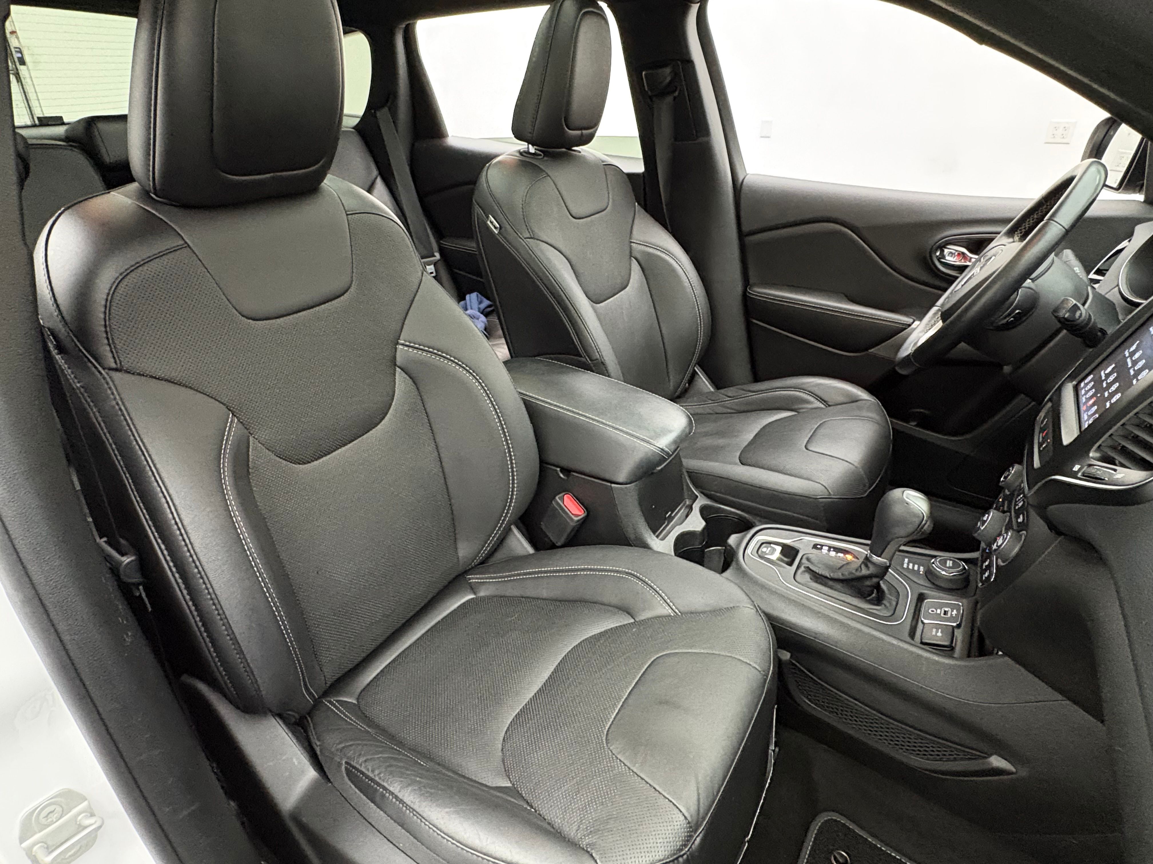 Used 2021 Bright White Clearcoat Jeep Latitude Lux image 35