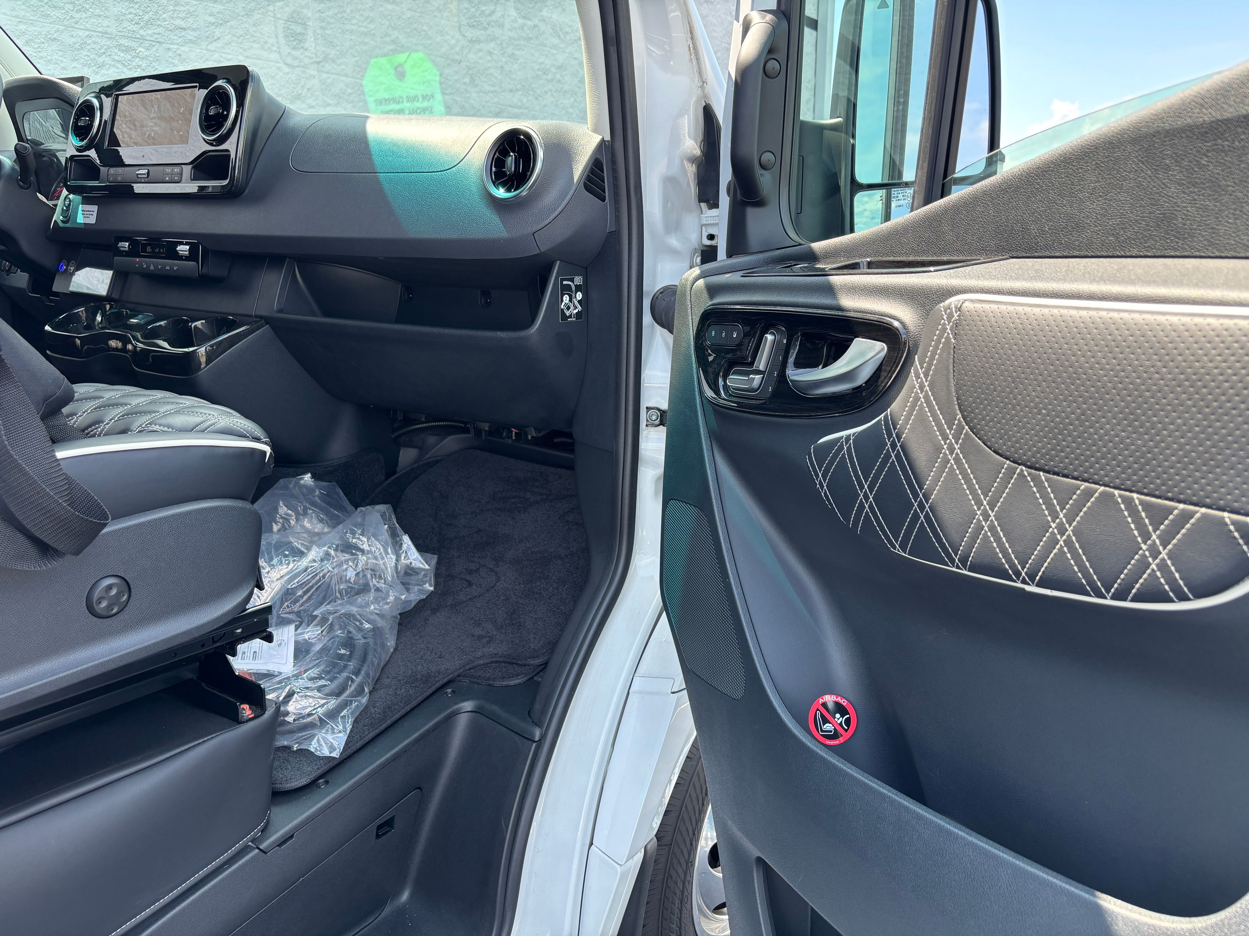New 2026 Arctic White Mercedes-Benz Discovery Cross Country image 24