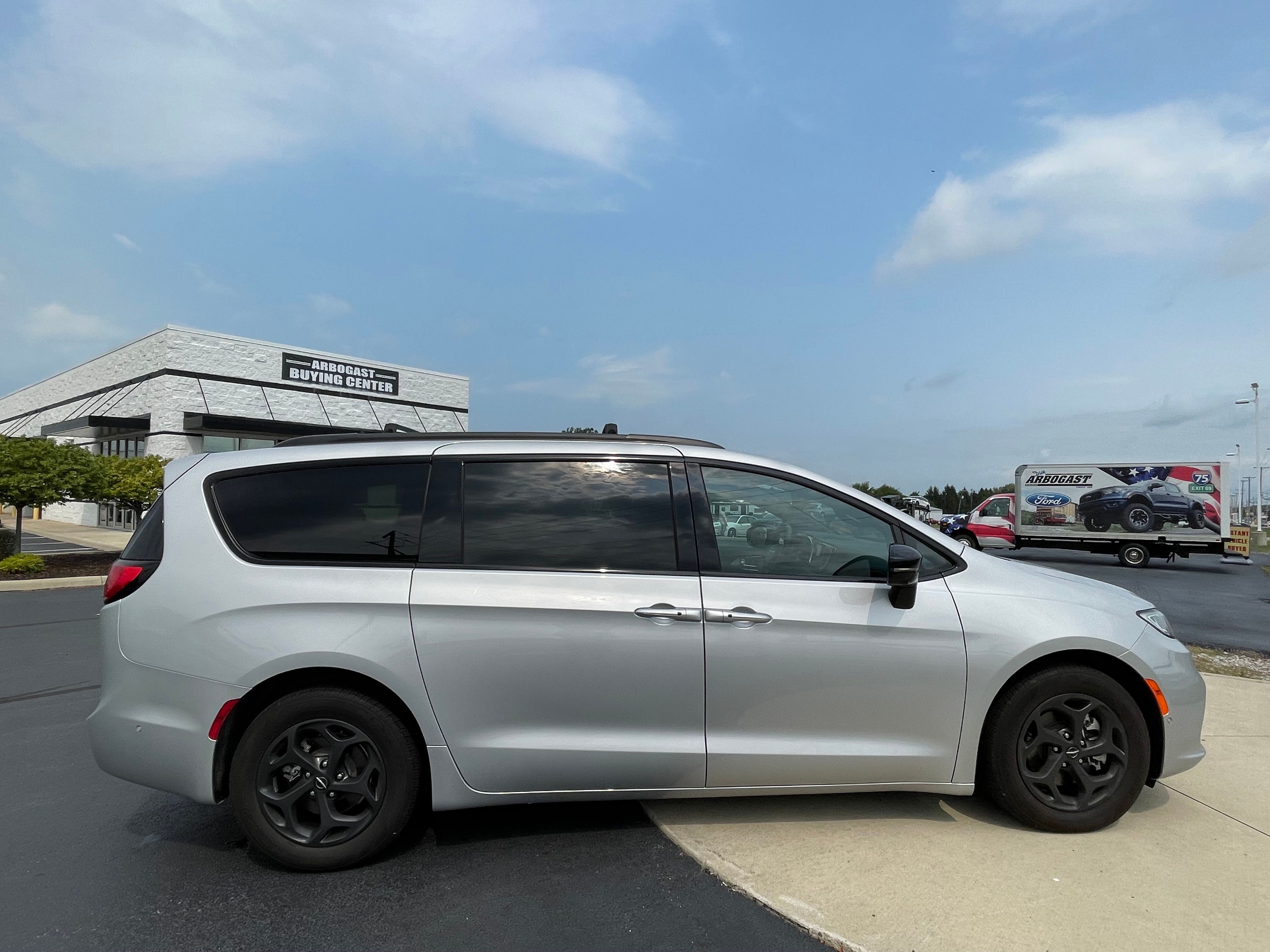 Used 2024 Silver Mist Clearcoat Chrysler Select Premium S Appearance image 8