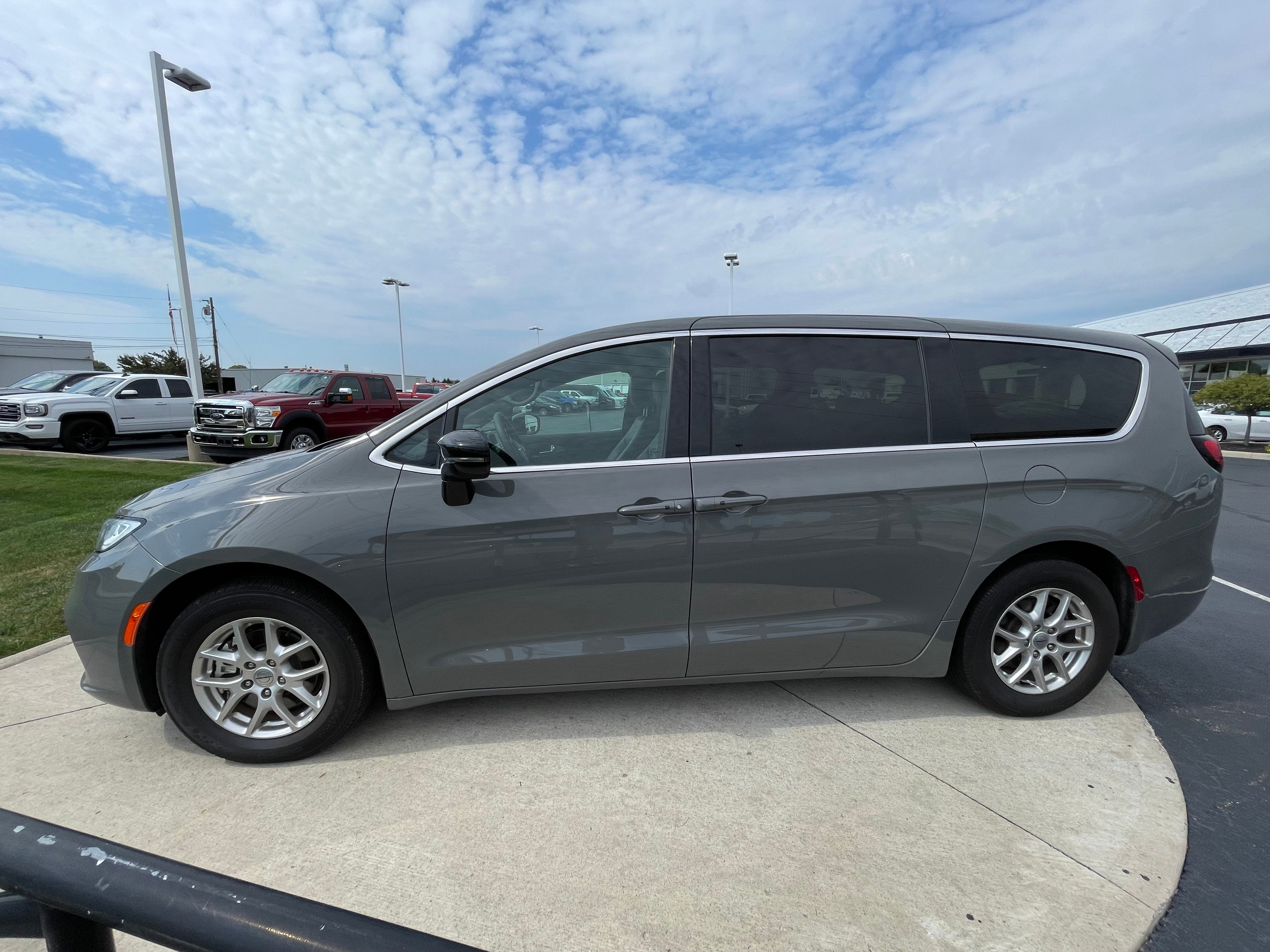 Used 2025 Ceramic Gray Clearcoat Chrysler Select image 4