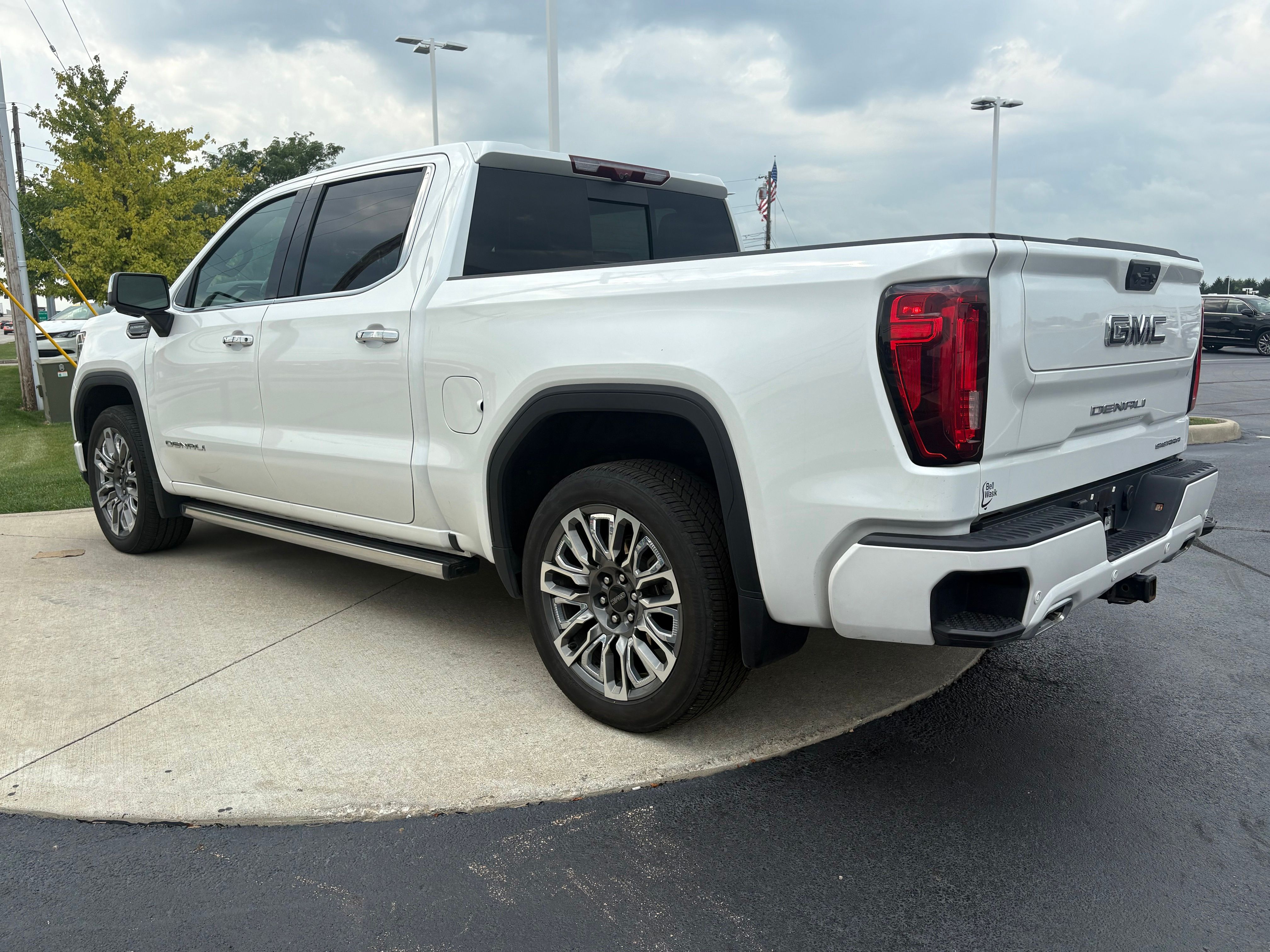Used 2024 White Frost Tricoat GMC Denali Ultimate image 5