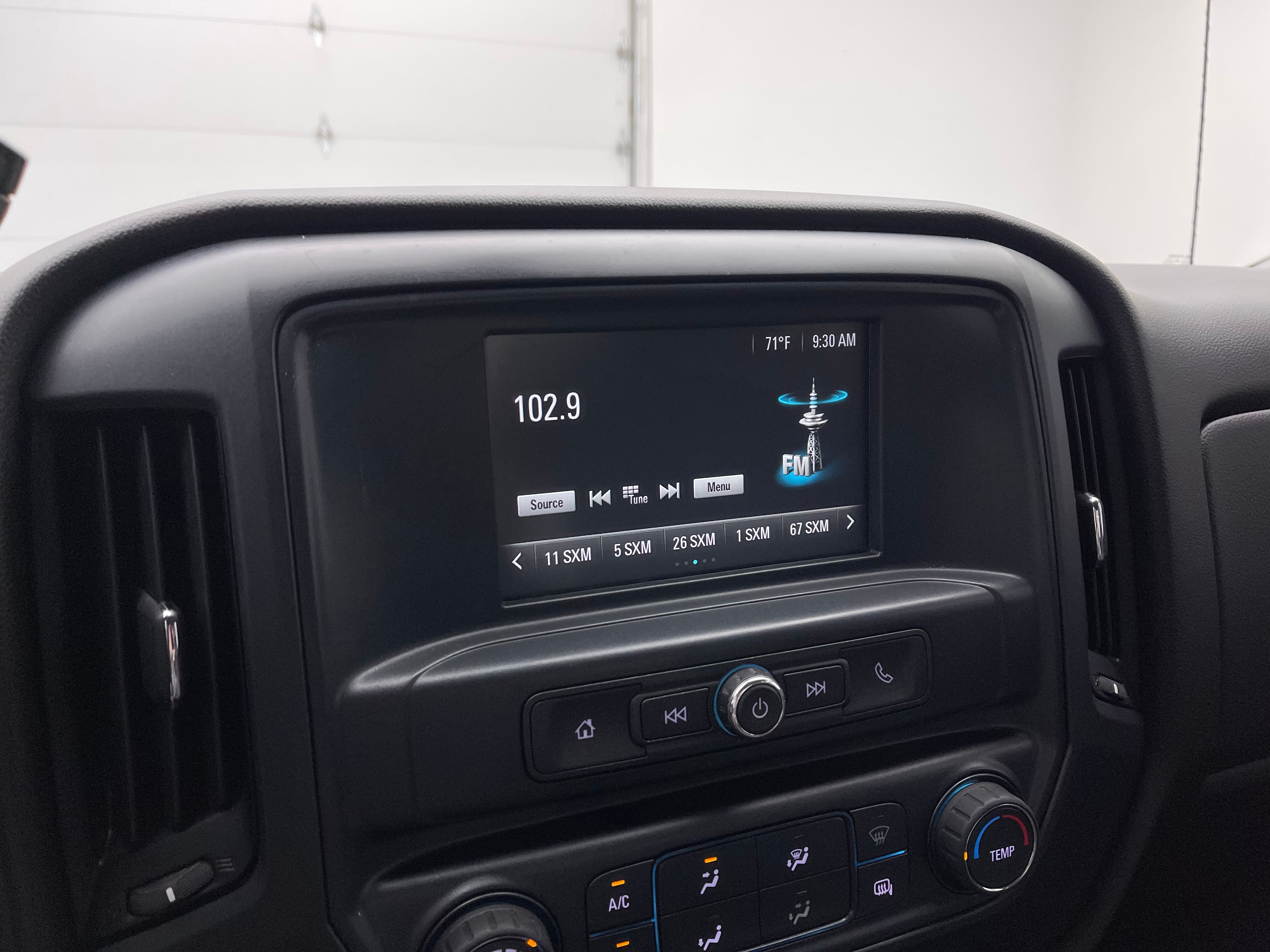 Used 2018 Summit White GMC Base image 22