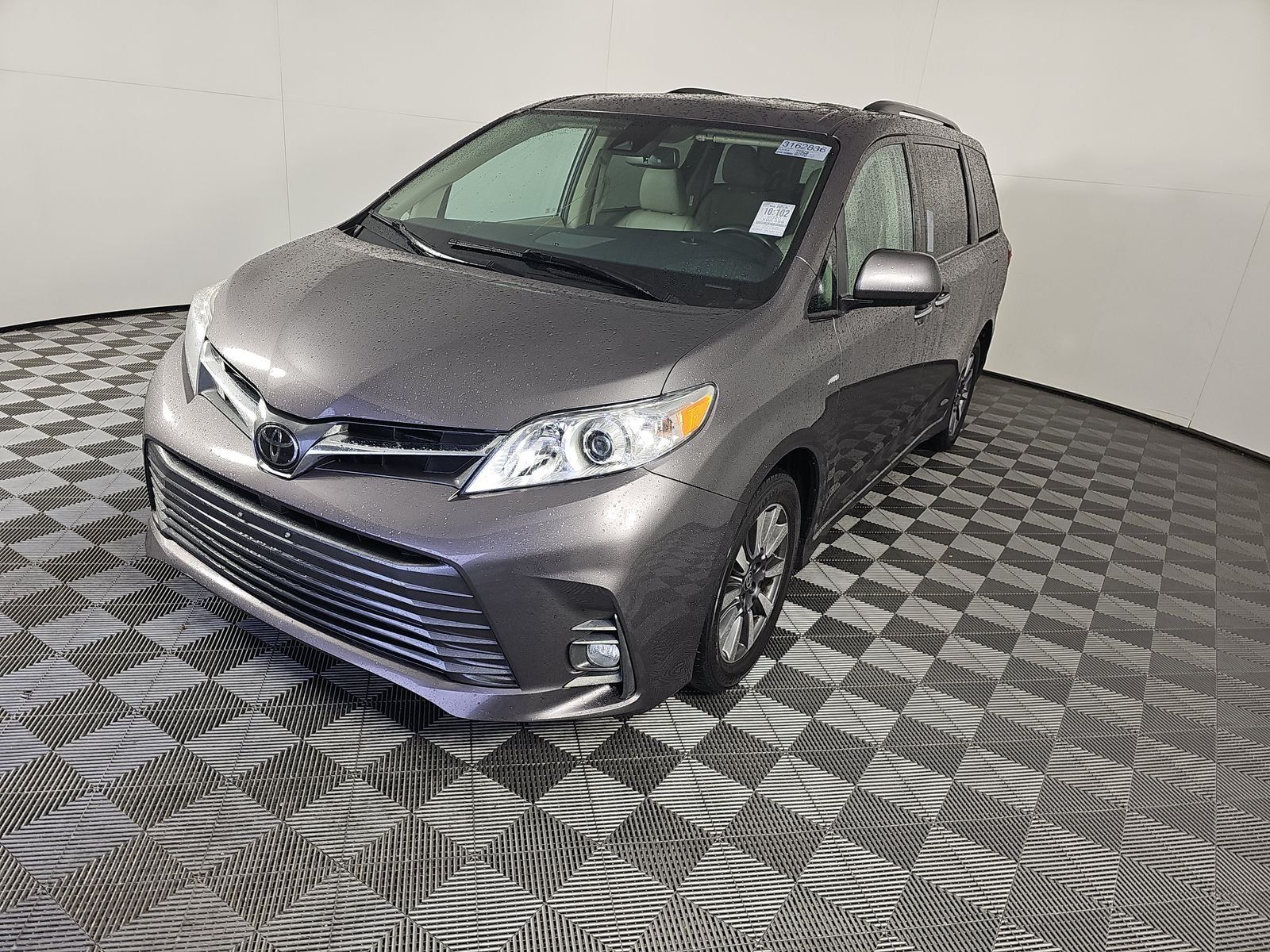 2020 Toyota Sienna XLE photo