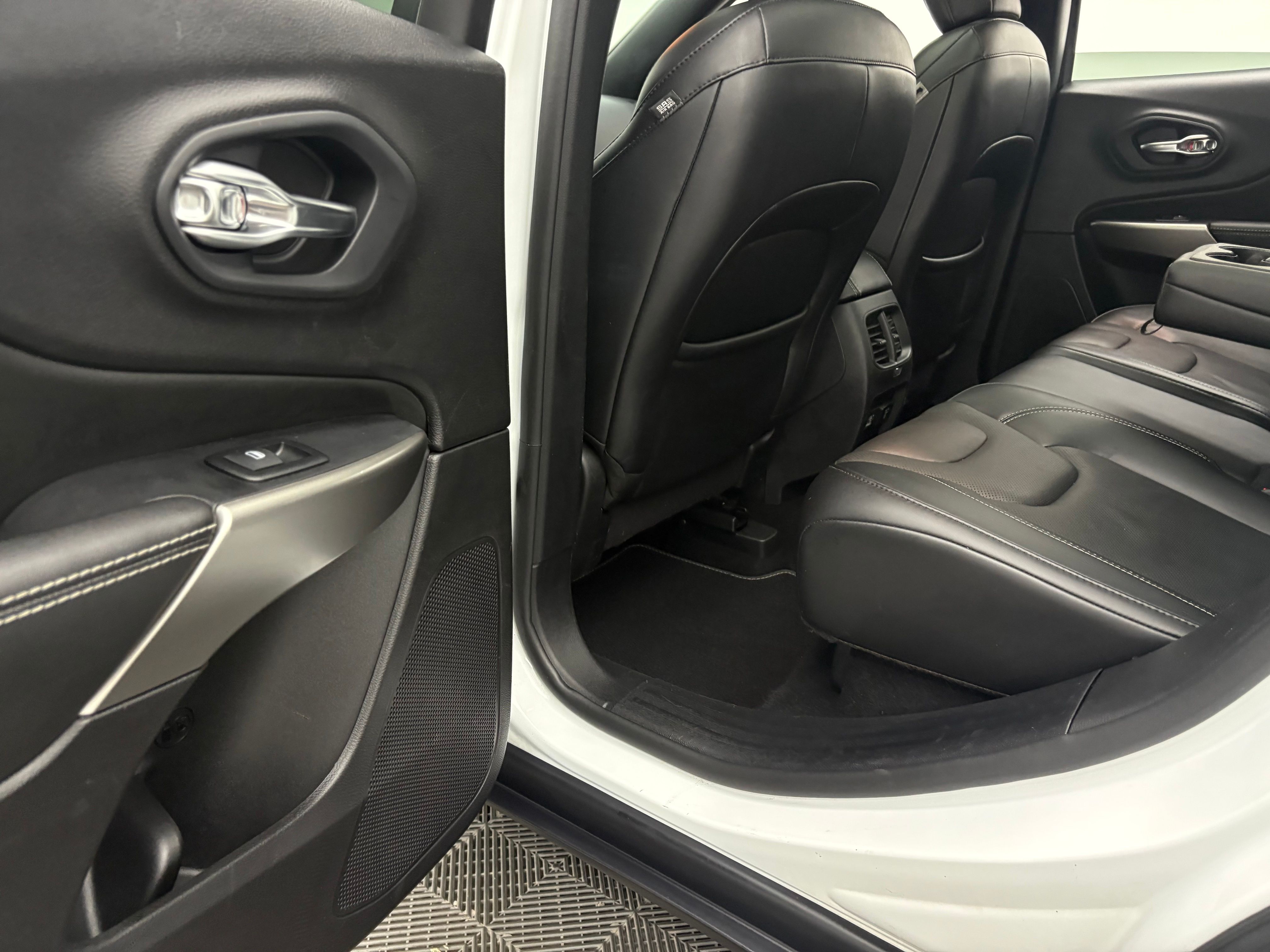 Used 2021 Bright White Clearcoat Jeep Latitude Lux image 39