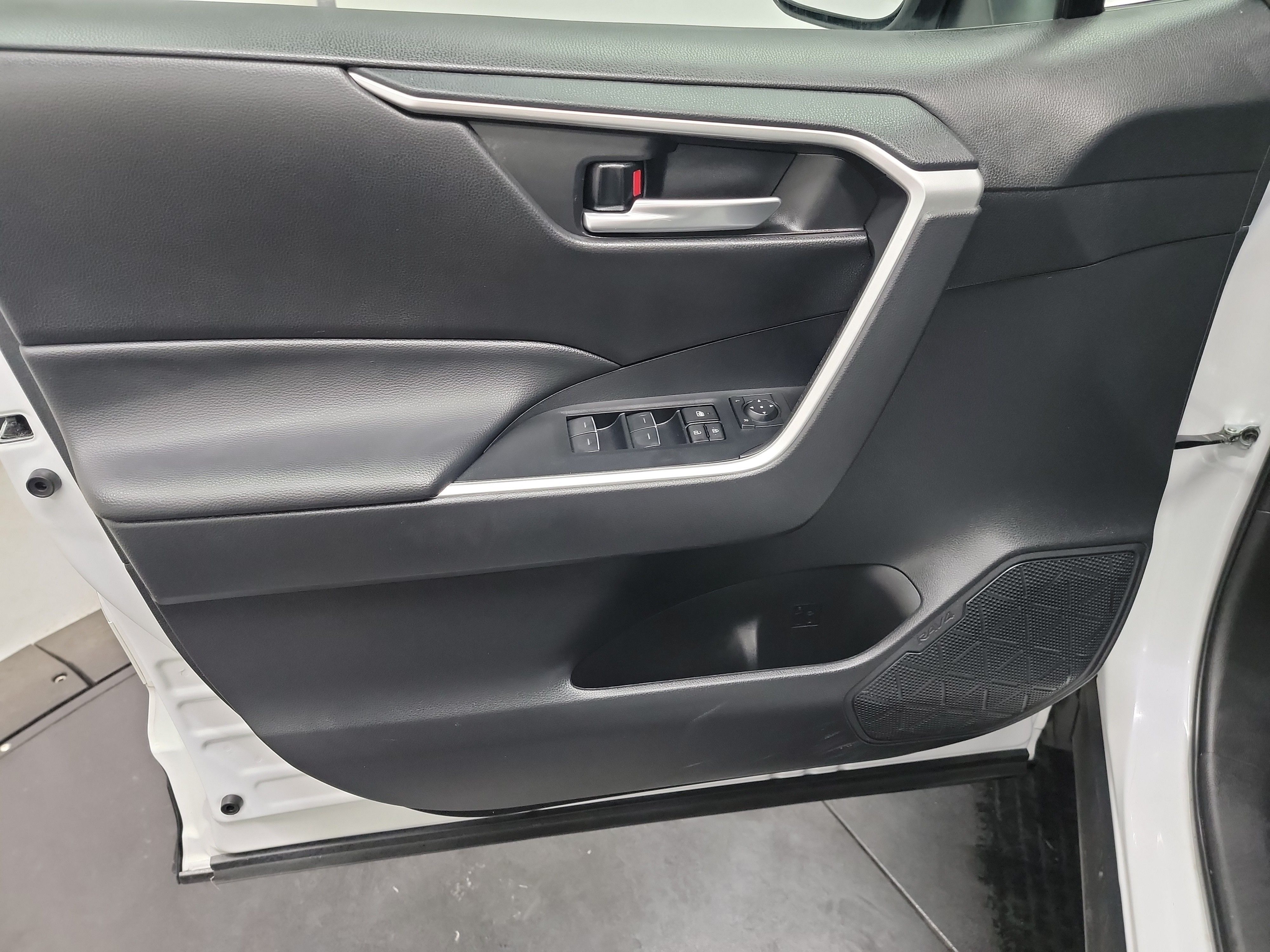 2023 Toyota RAV4 Hybrid SE photo