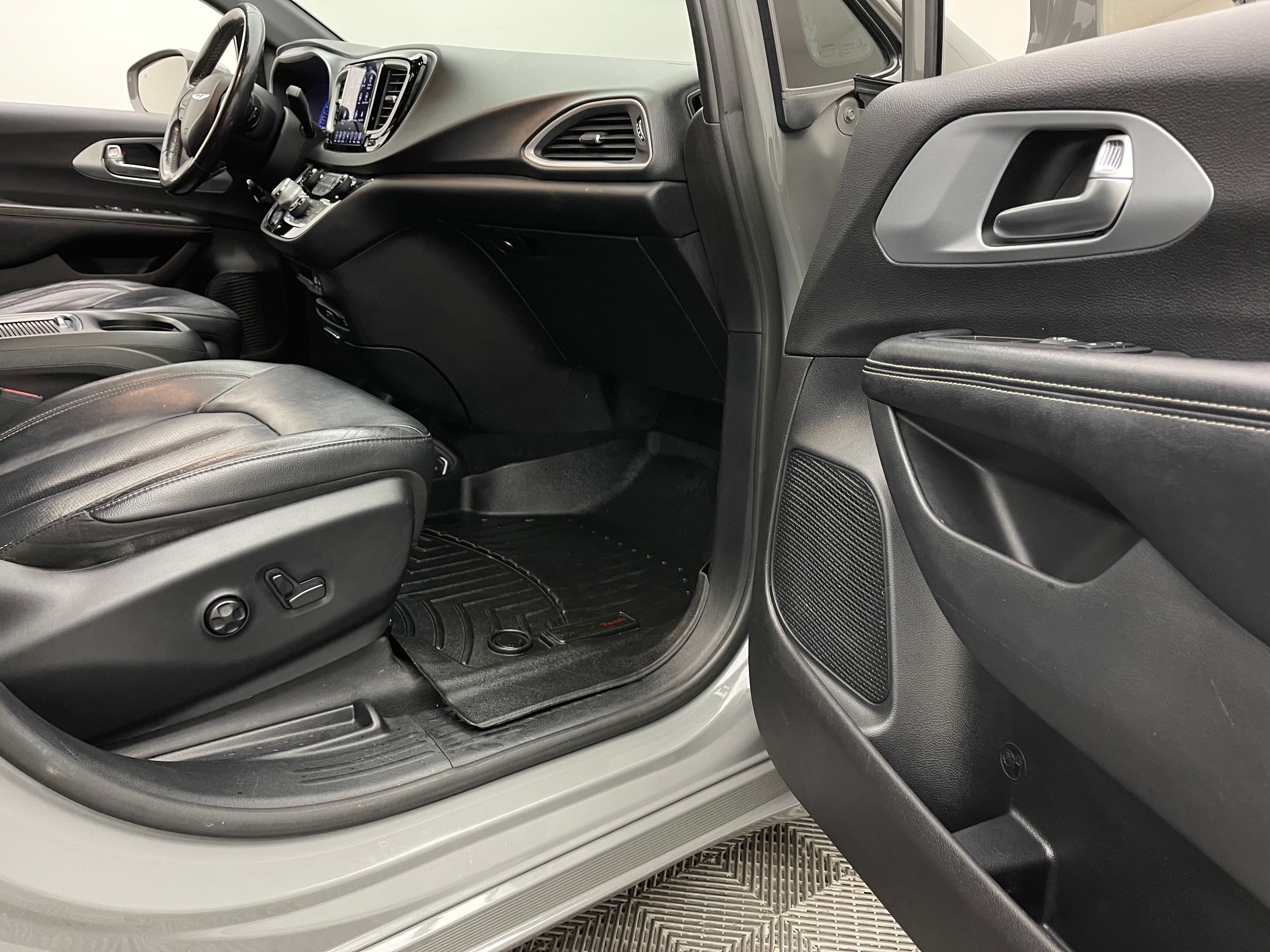 Used 2020 Ceramic Gray Clearcoat Chrysler Touring L Plus image 33