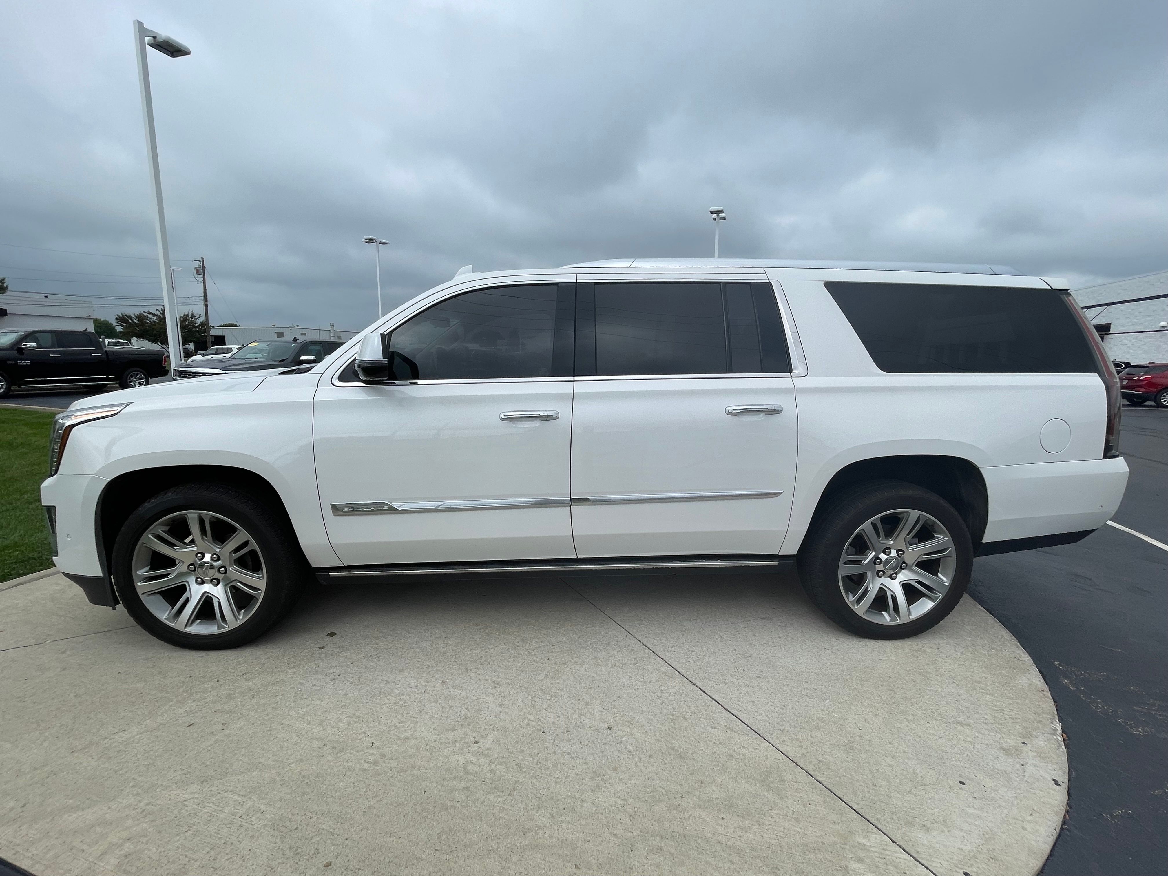 Used 2018 Crystal White Tricoat Cadillac Premium image 4