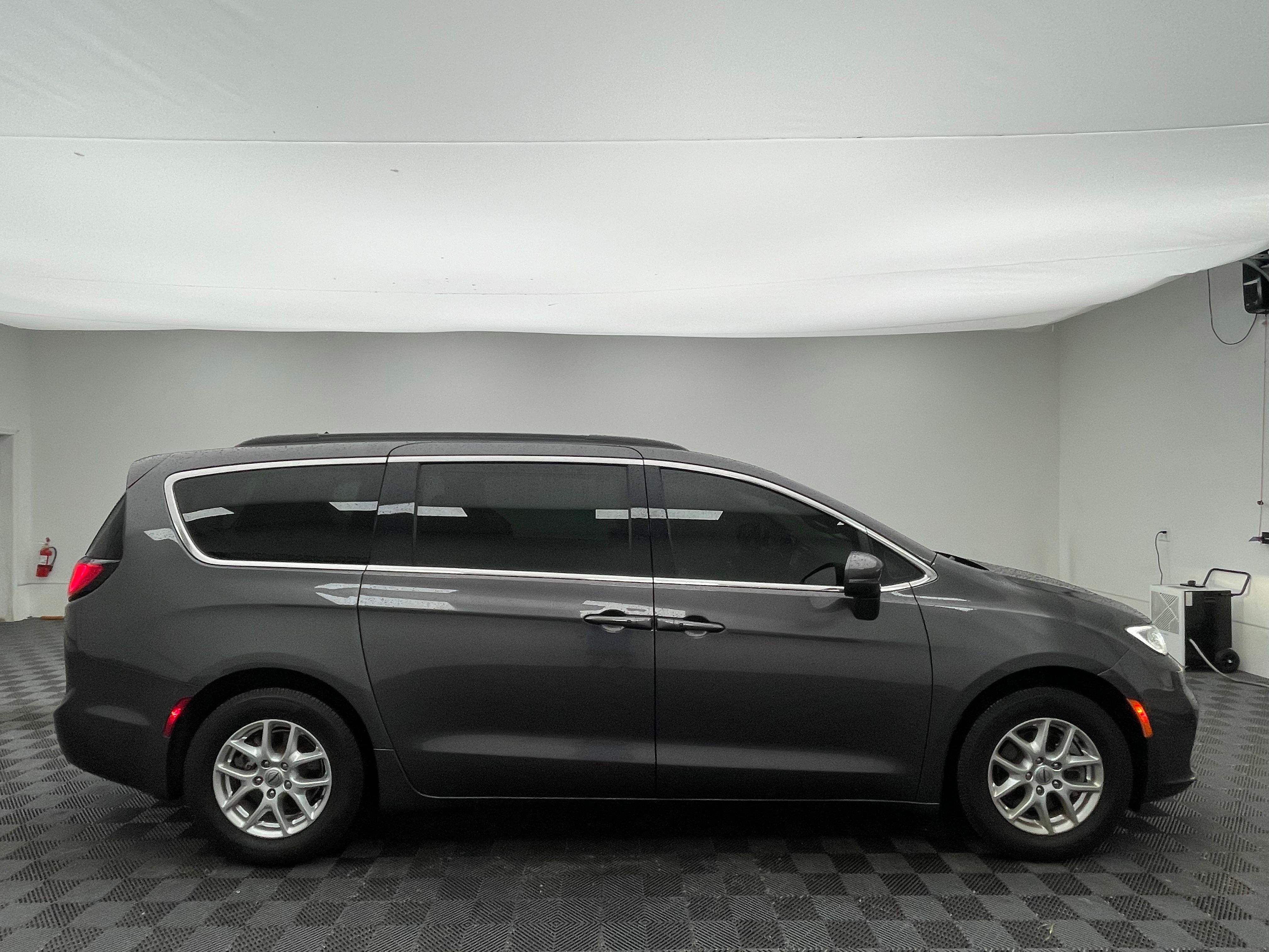 Used 2022 Granite Crystal Metallic Clearcoat Chrysler Touring L image 7