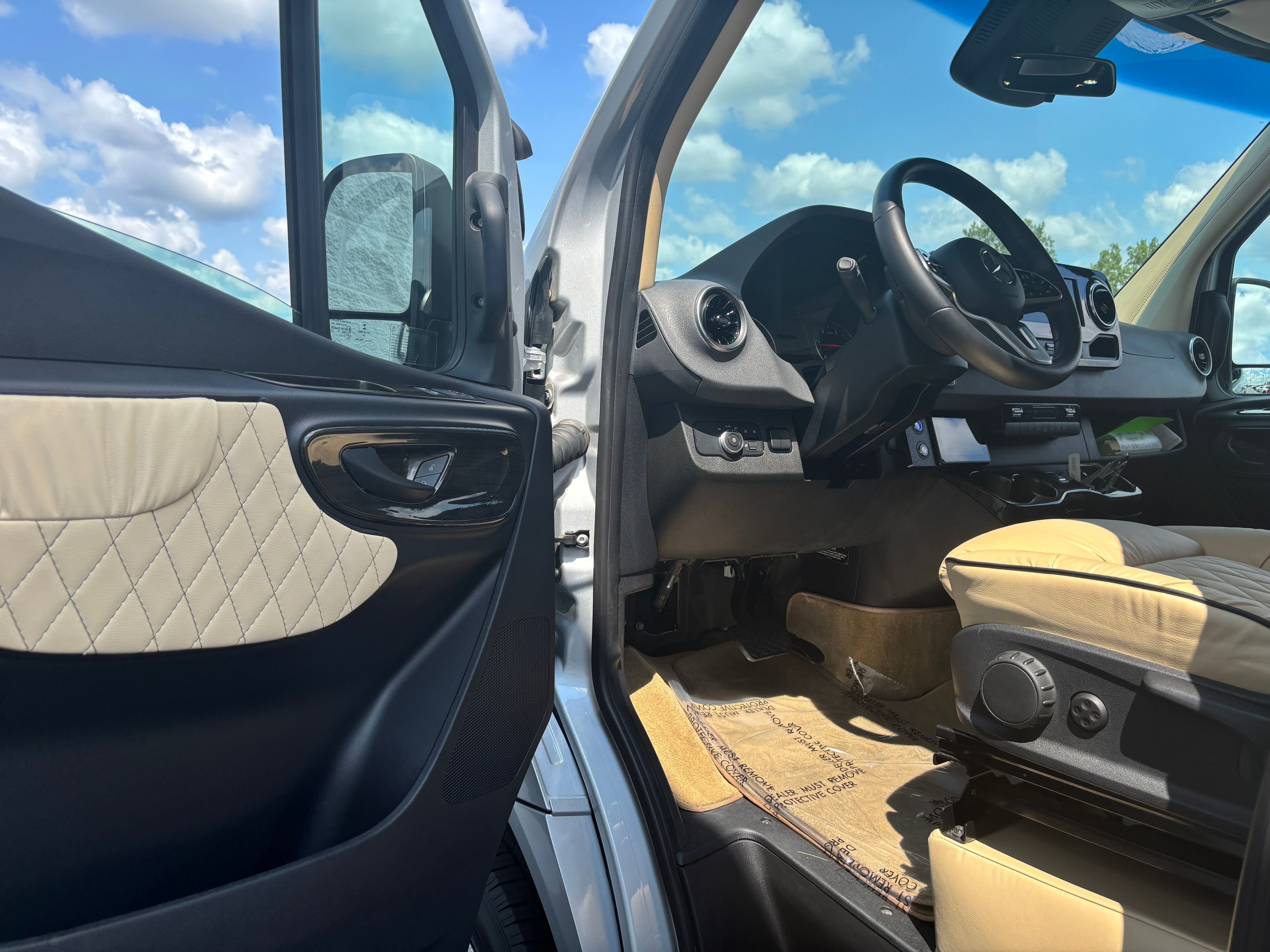 Used 2021 Silver Mercedes-Benz Midwest Luxe Cruiser image 18