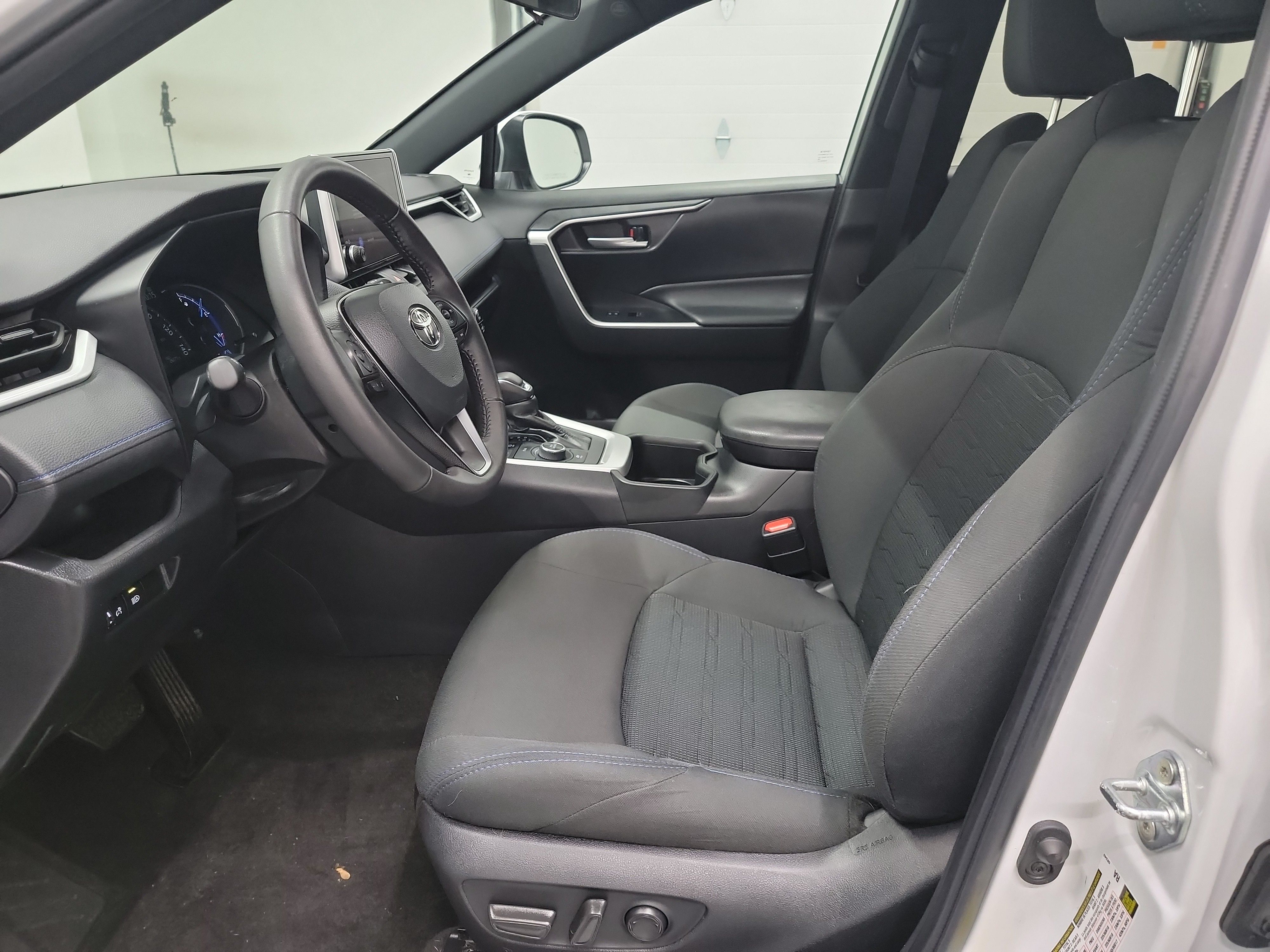 2023 Toyota RAV4 Hybrid SE photo