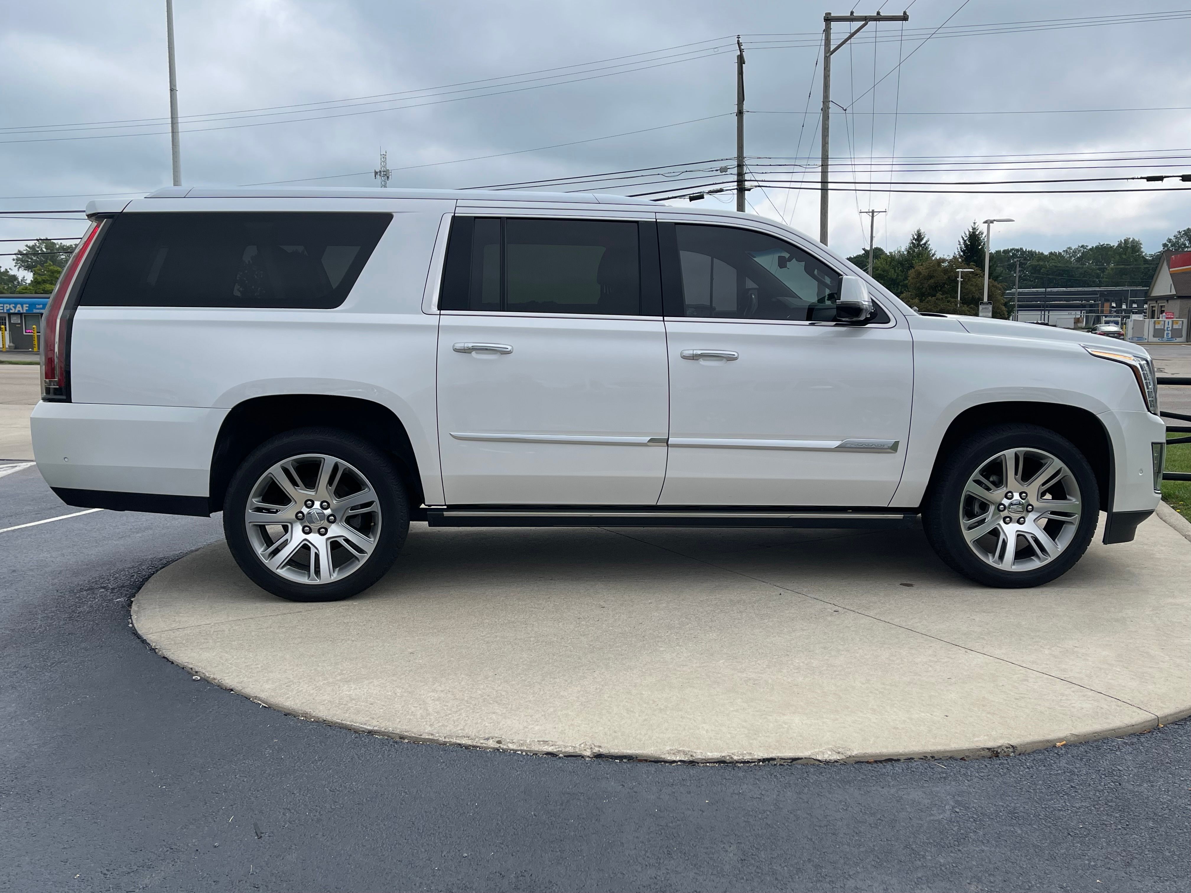 Used 2018 Crystal White Tricoat Cadillac Premium image 8