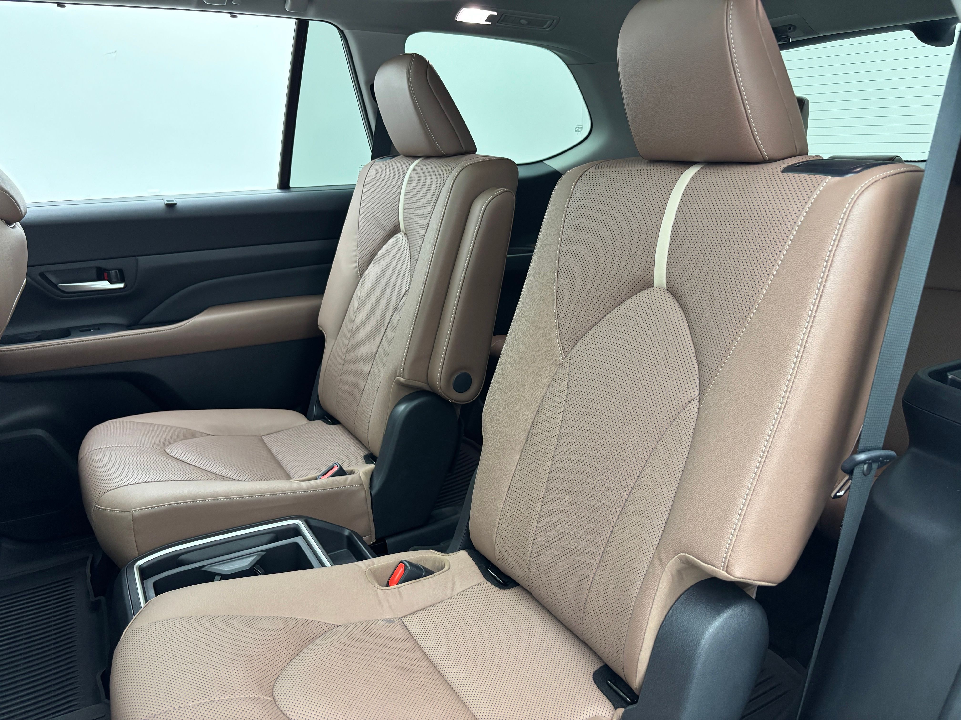 Used 2025 Pearl Toyota Platinum image 45