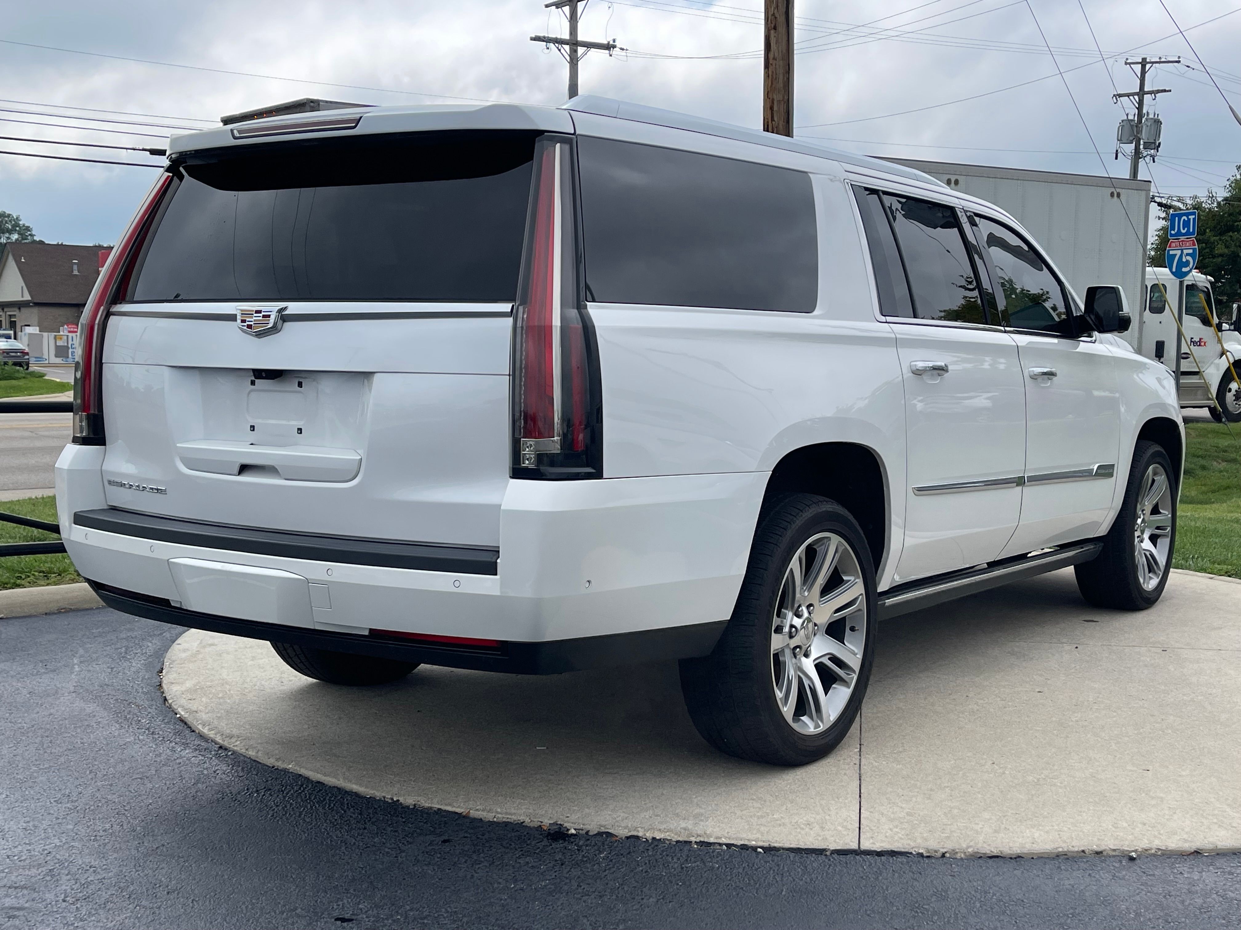Used 2018 Crystal White Tricoat Cadillac Premium image 7
