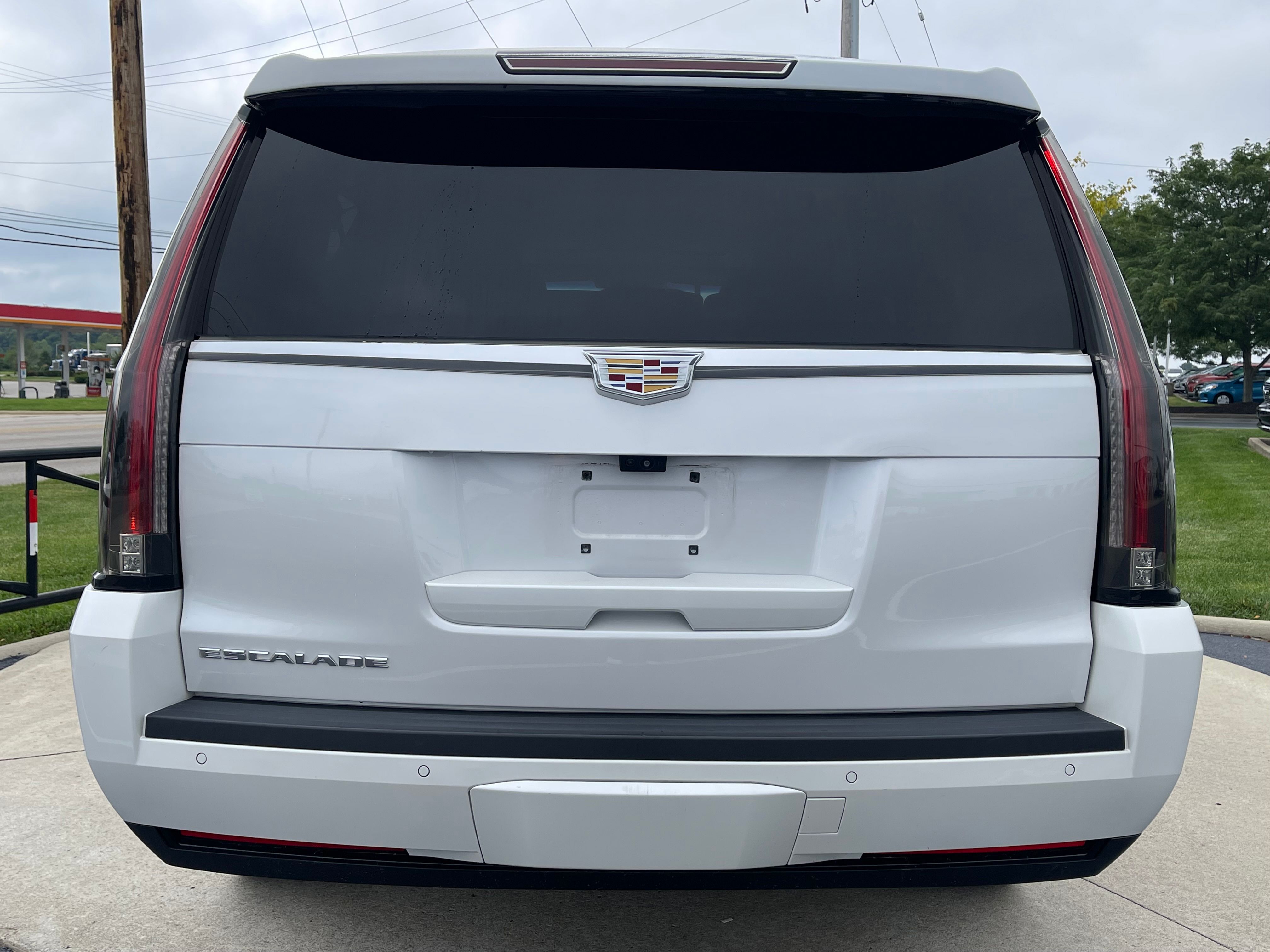 Used 2018 Crystal White Tricoat Cadillac Premium image 6