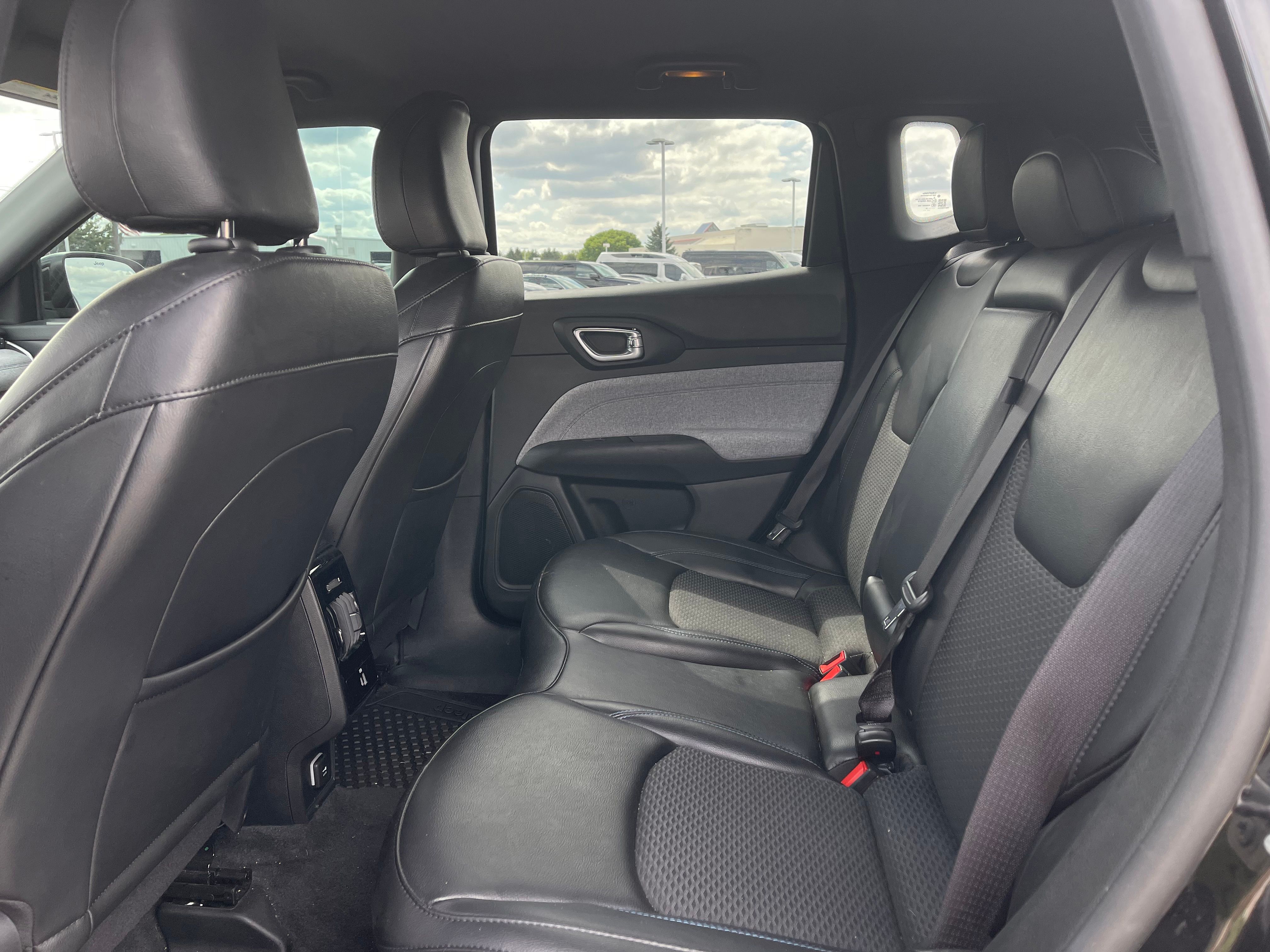 Used 2023 Diamond Black Crystal Pearlcoat Jeep Latitude image 14