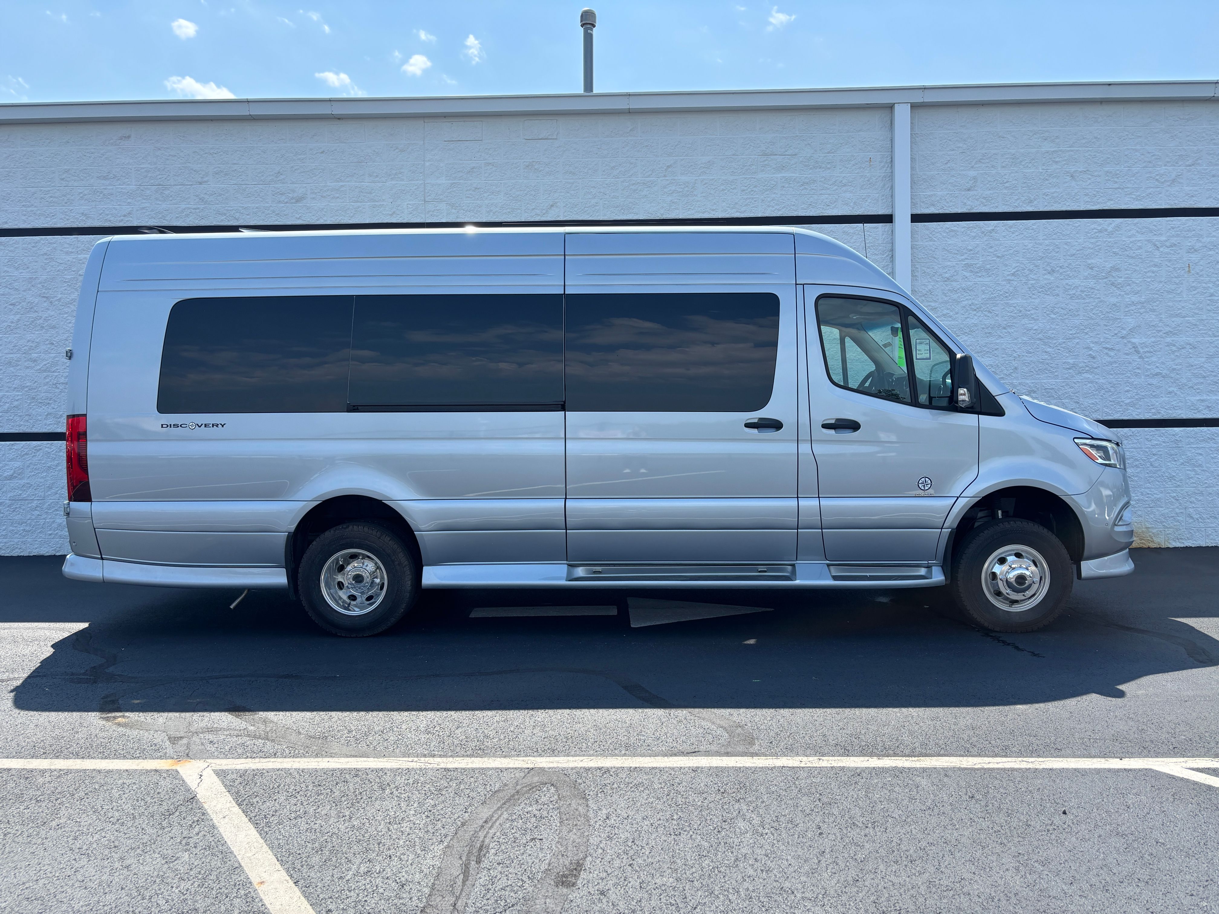New 2027 Silver Mercedes-Benz Discovery Touring image 7