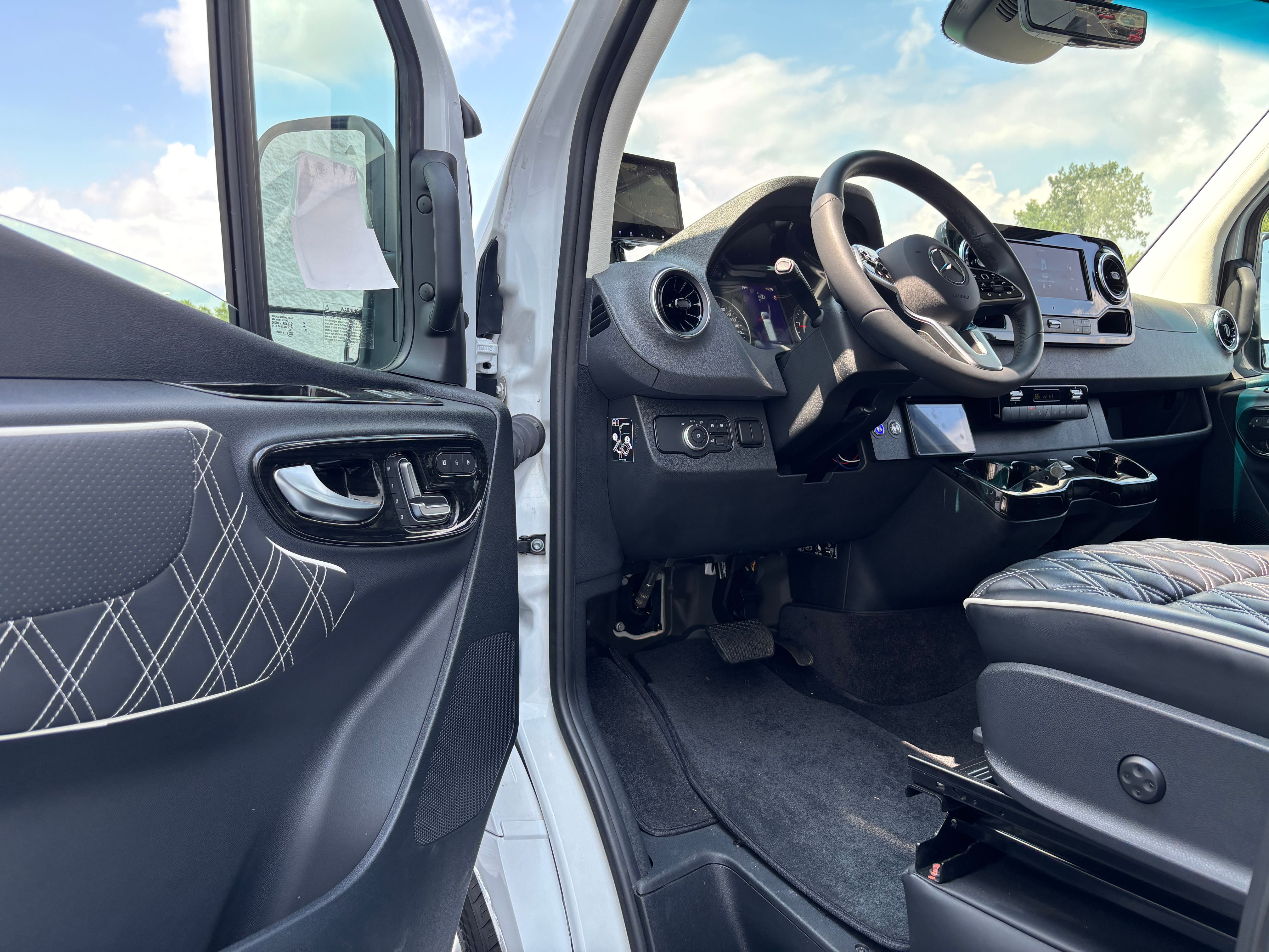 New 2026 Arctic White Mercedes-Benz Discovery Cross Country image 19