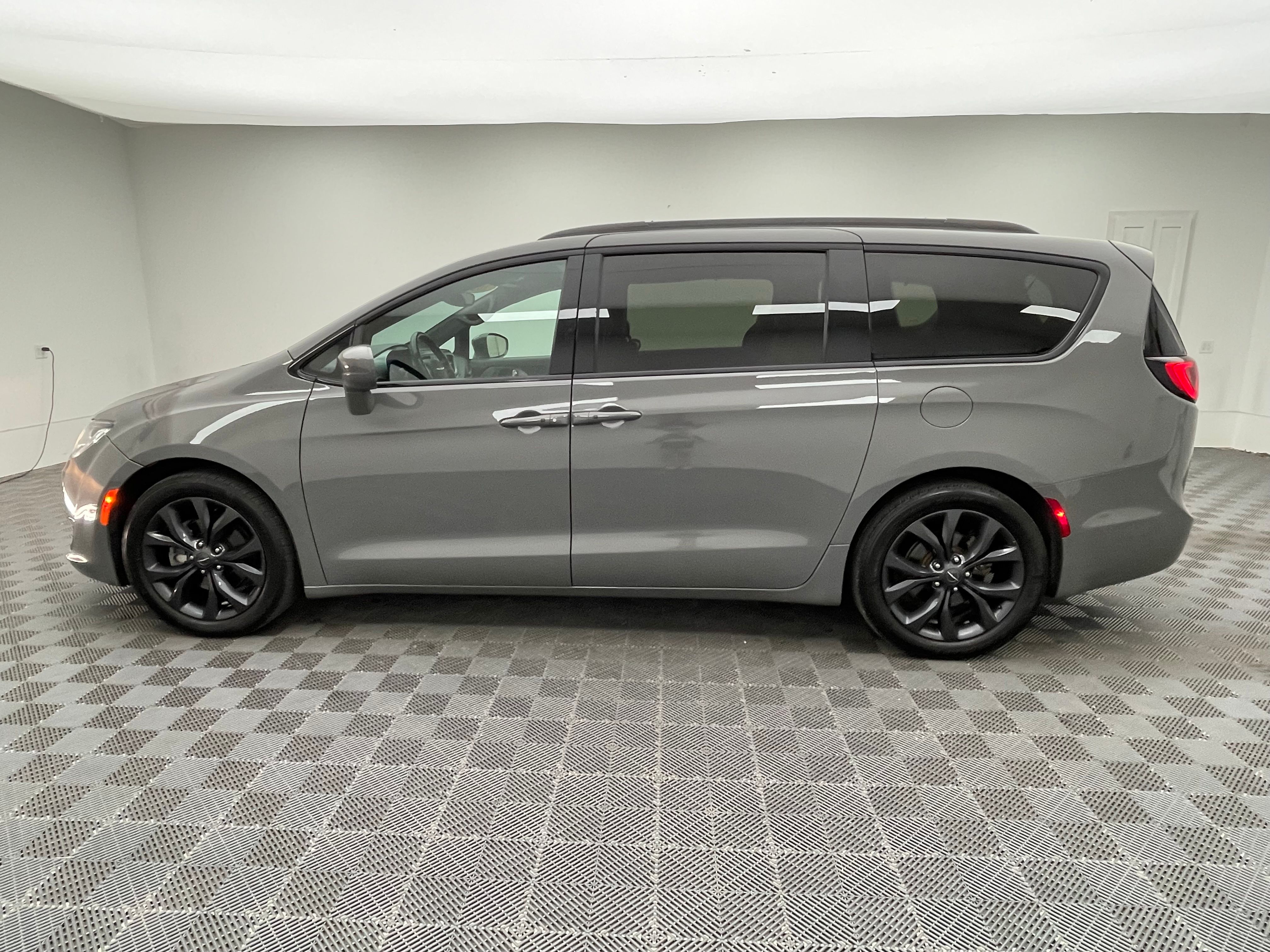 Used 2020 Ceramic Gray Clearcoat Chrysler Touring L Plus image 12