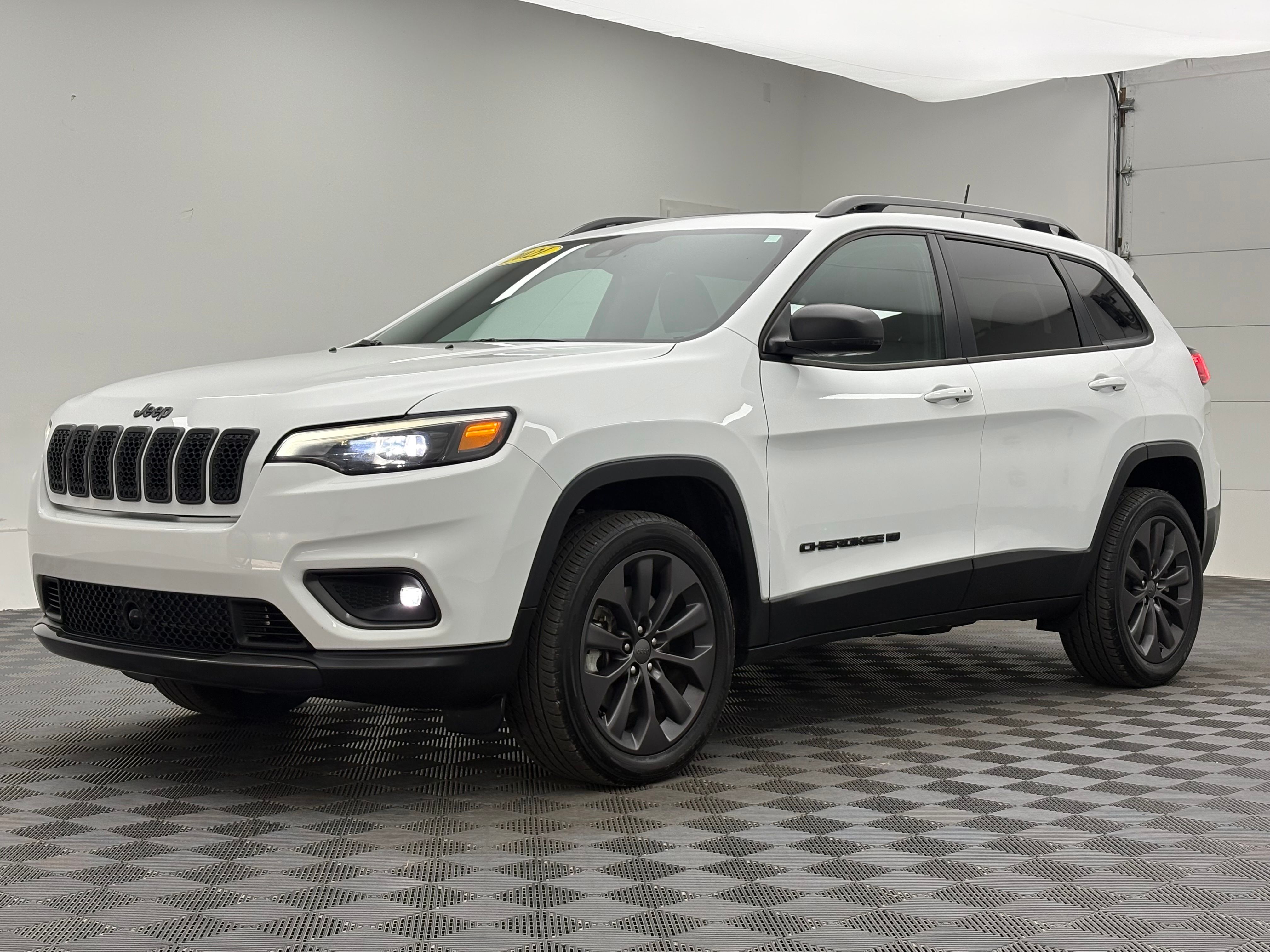 Used 2021 Bright White Clearcoat Jeep Latitude Lux image 2