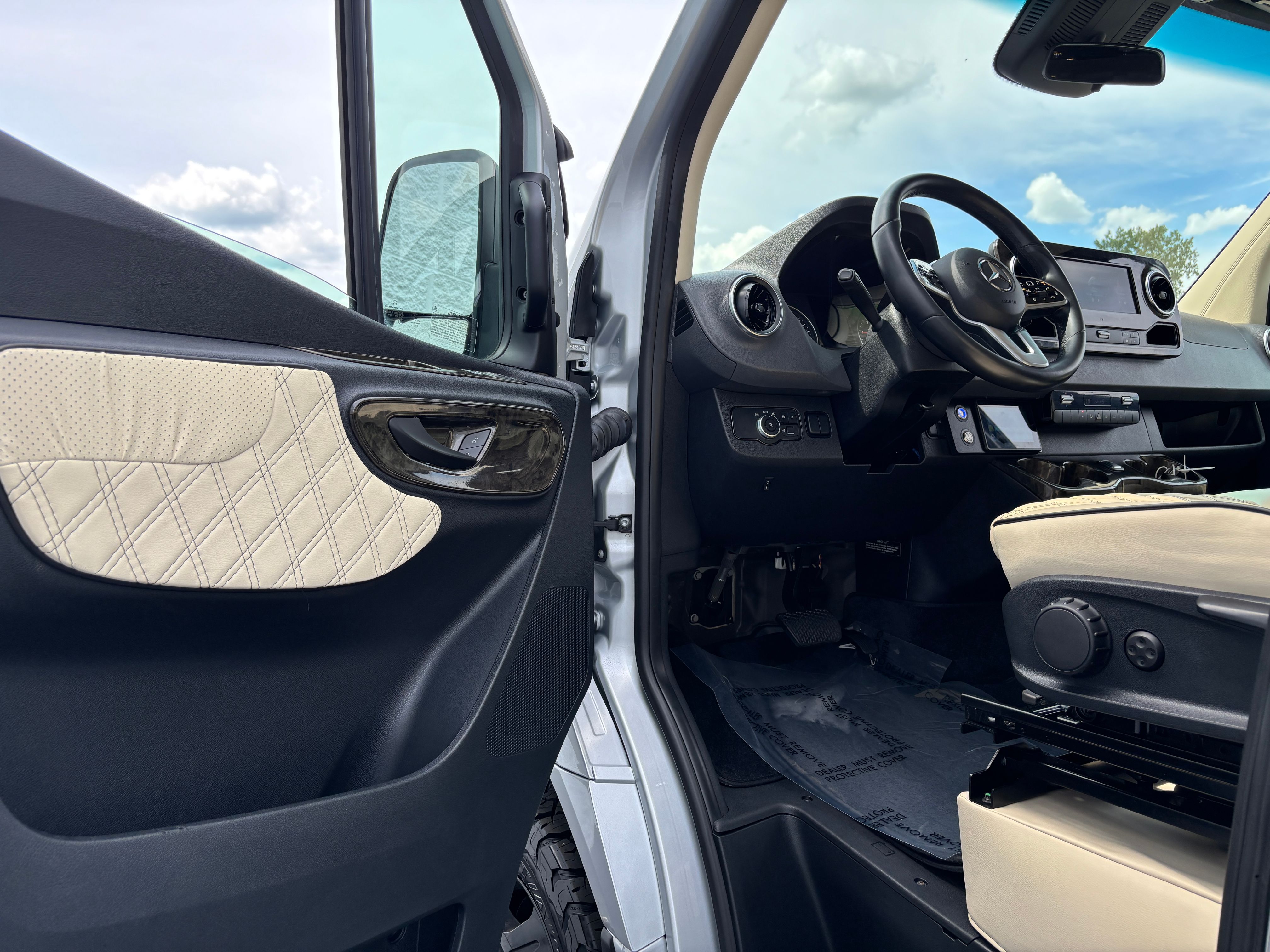 Used 2021 Silver Mercedes-Benz Discovery Cross Country image 16