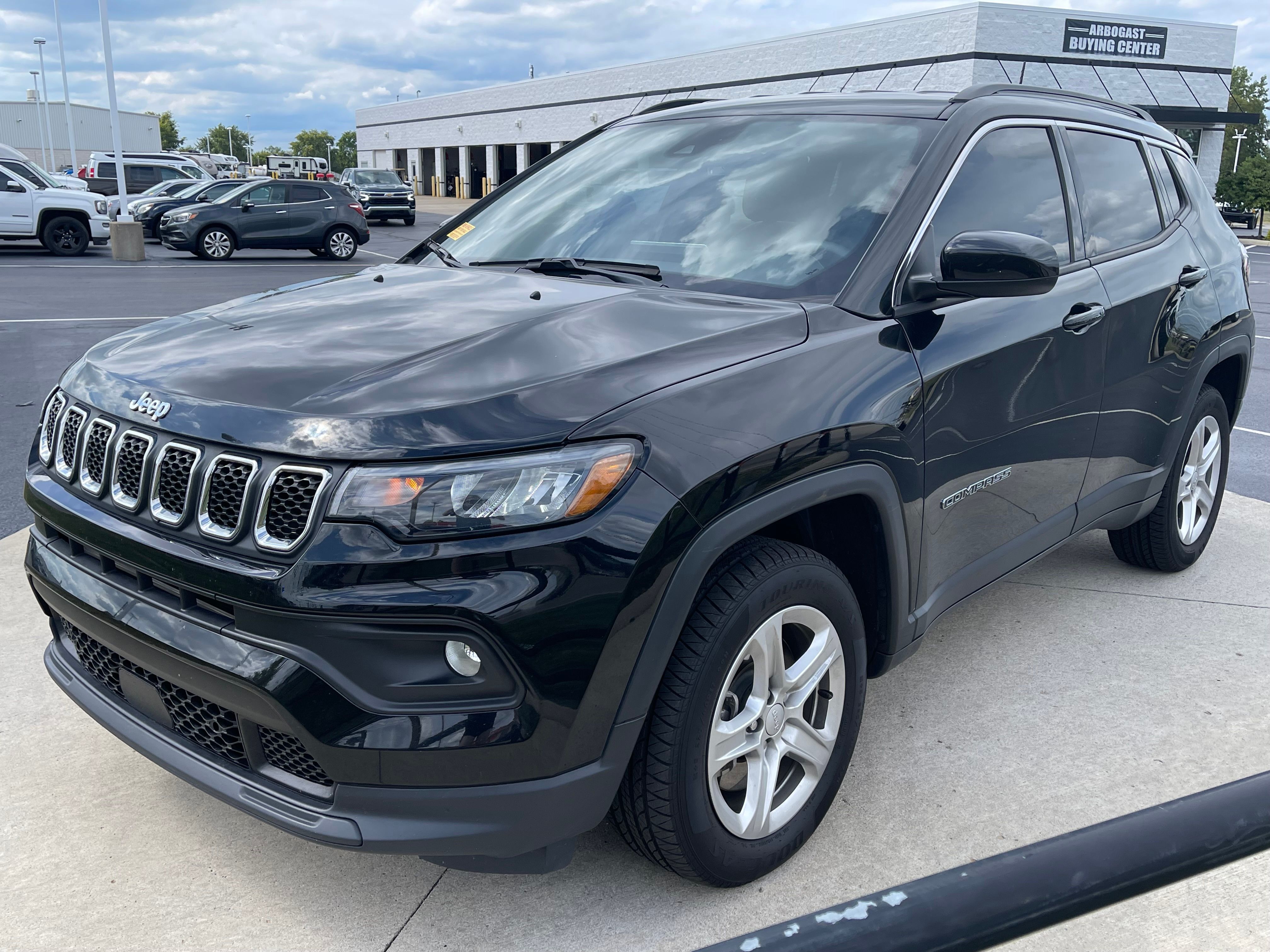 Used 2023 Diamond Black Crystal Pearlcoat Jeep Latitude image 3