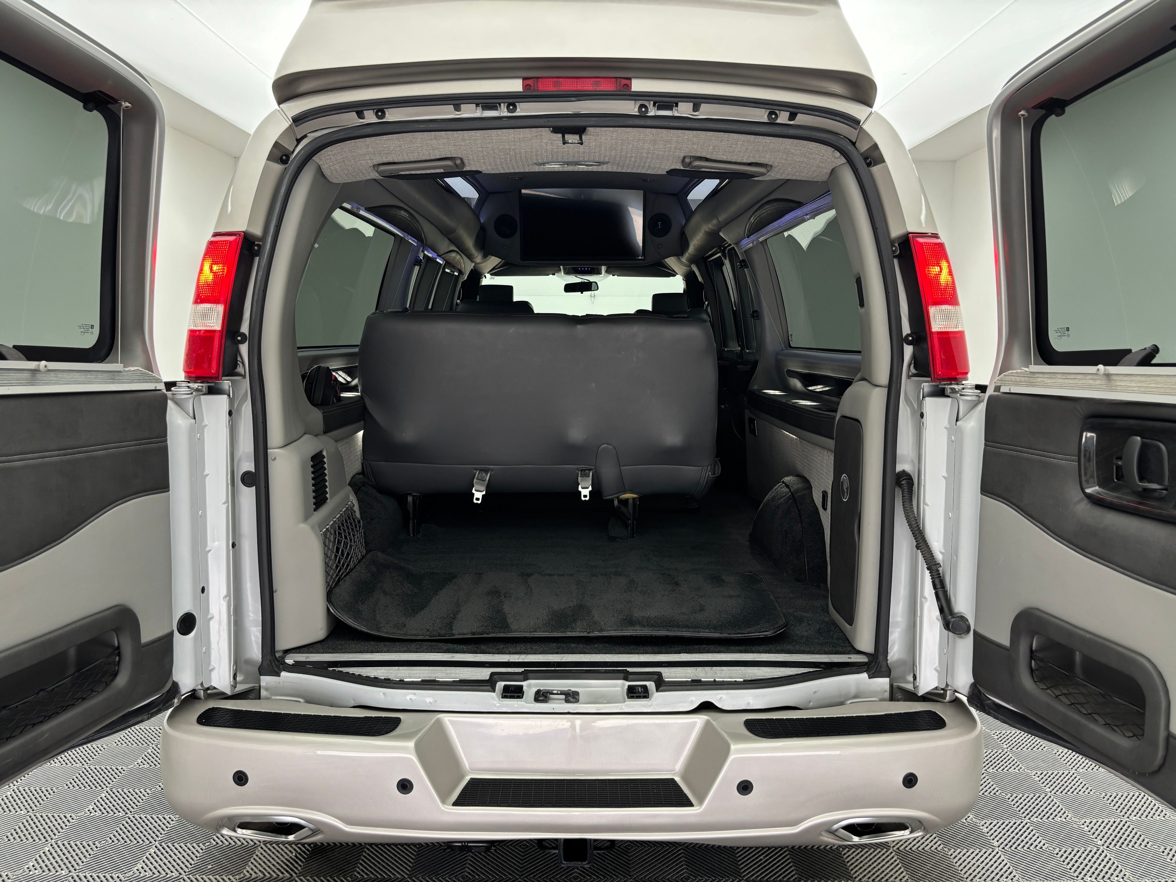 Used 2023 Silver Chevrolet Explorer Limited SE image 10