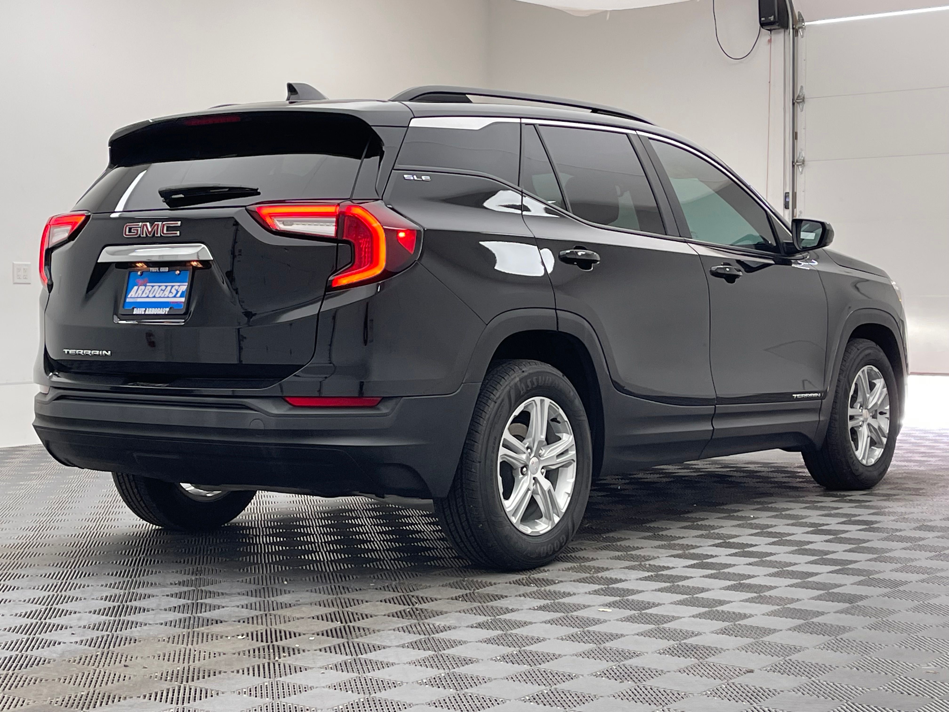 Used 2022 Ebony Twilight Metallic GMC SLE image 7