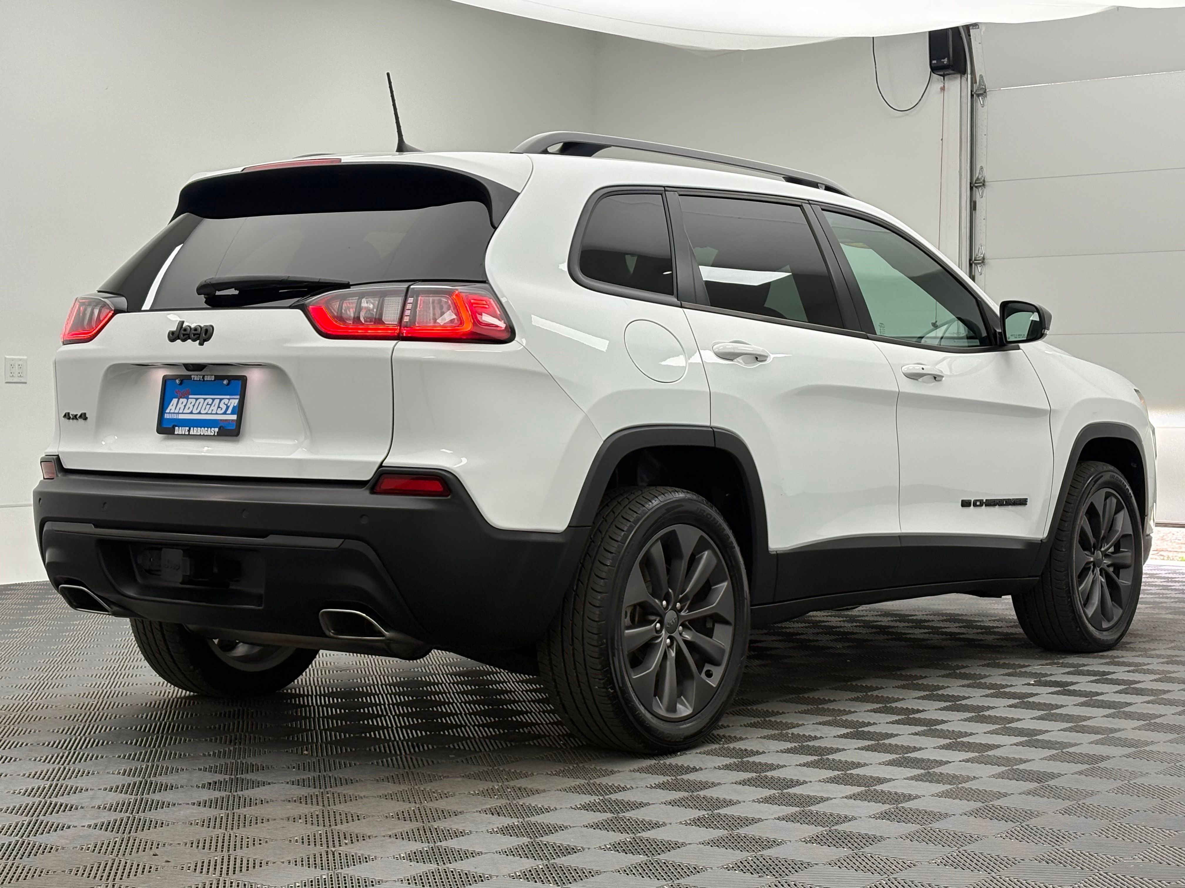 Used 2021 Bright White Clearcoat Jeep Latitude Lux image 8
