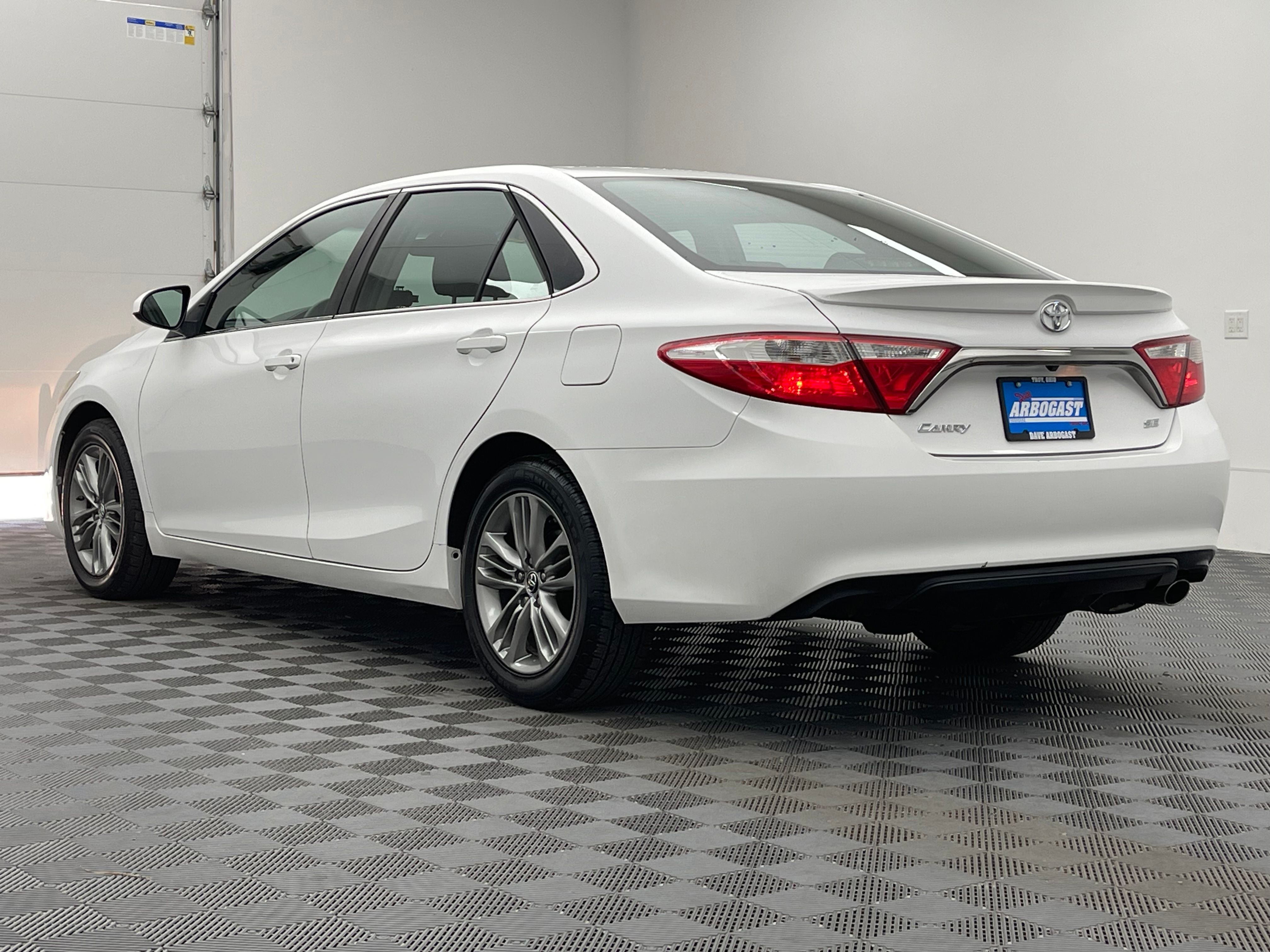 Used 2016 Super White Toyota SE image 9