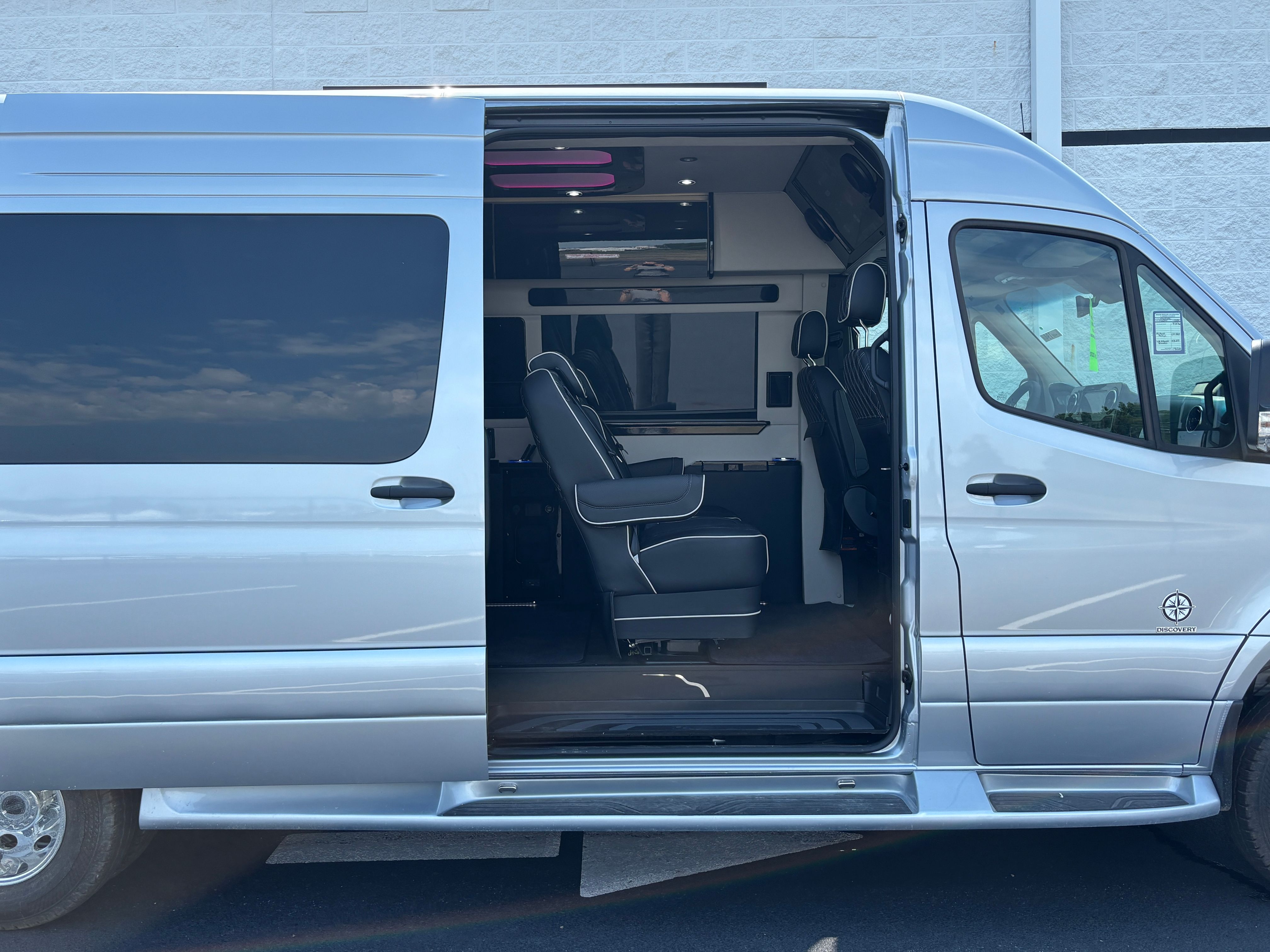 New 2027 Silver Mercedes-Benz Discovery Touring image 8