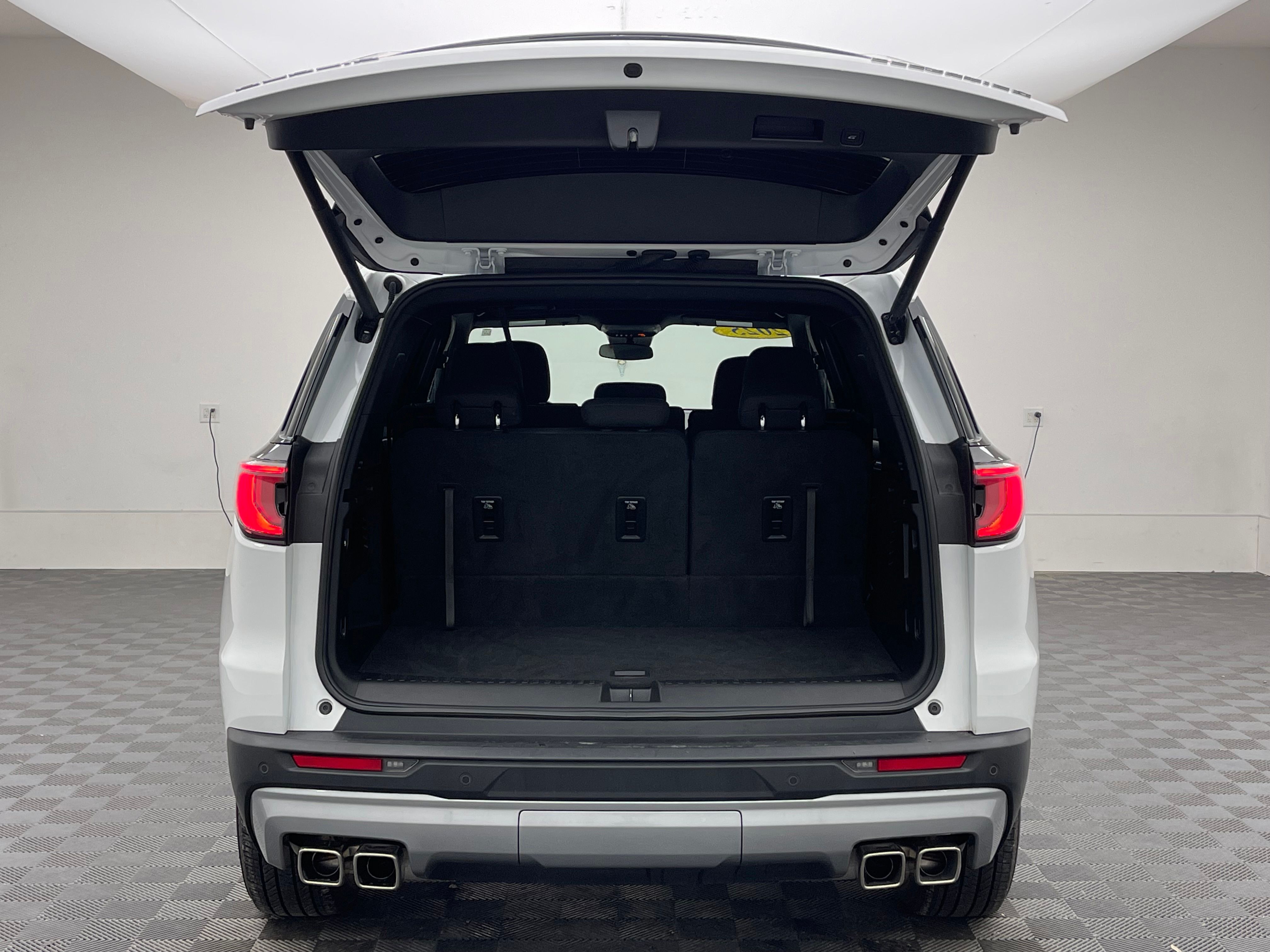 Used 2025 Summit White GMC Elevation image 9