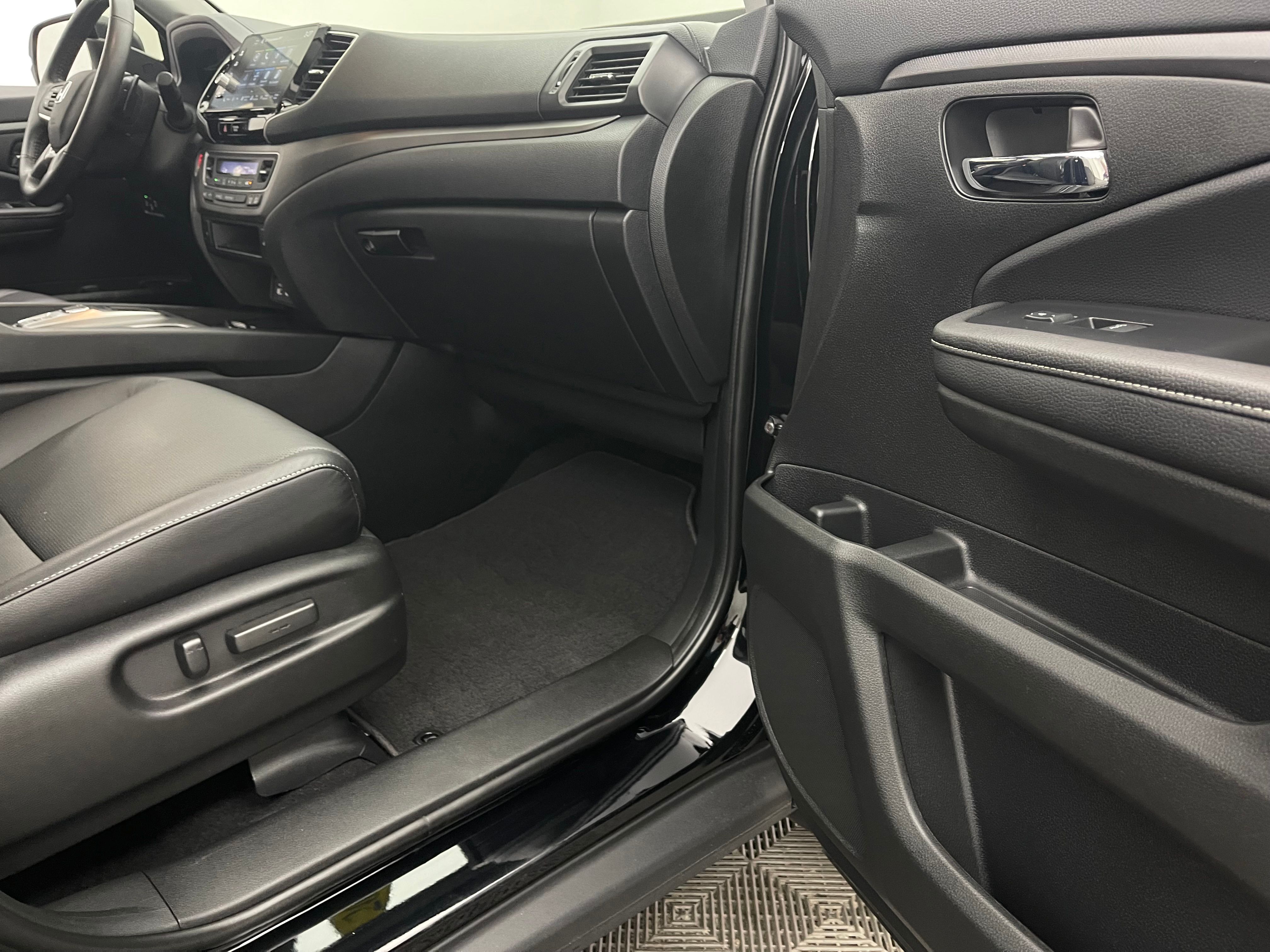 Used 2025 Crystal Black Pearl Honda RTL image 28