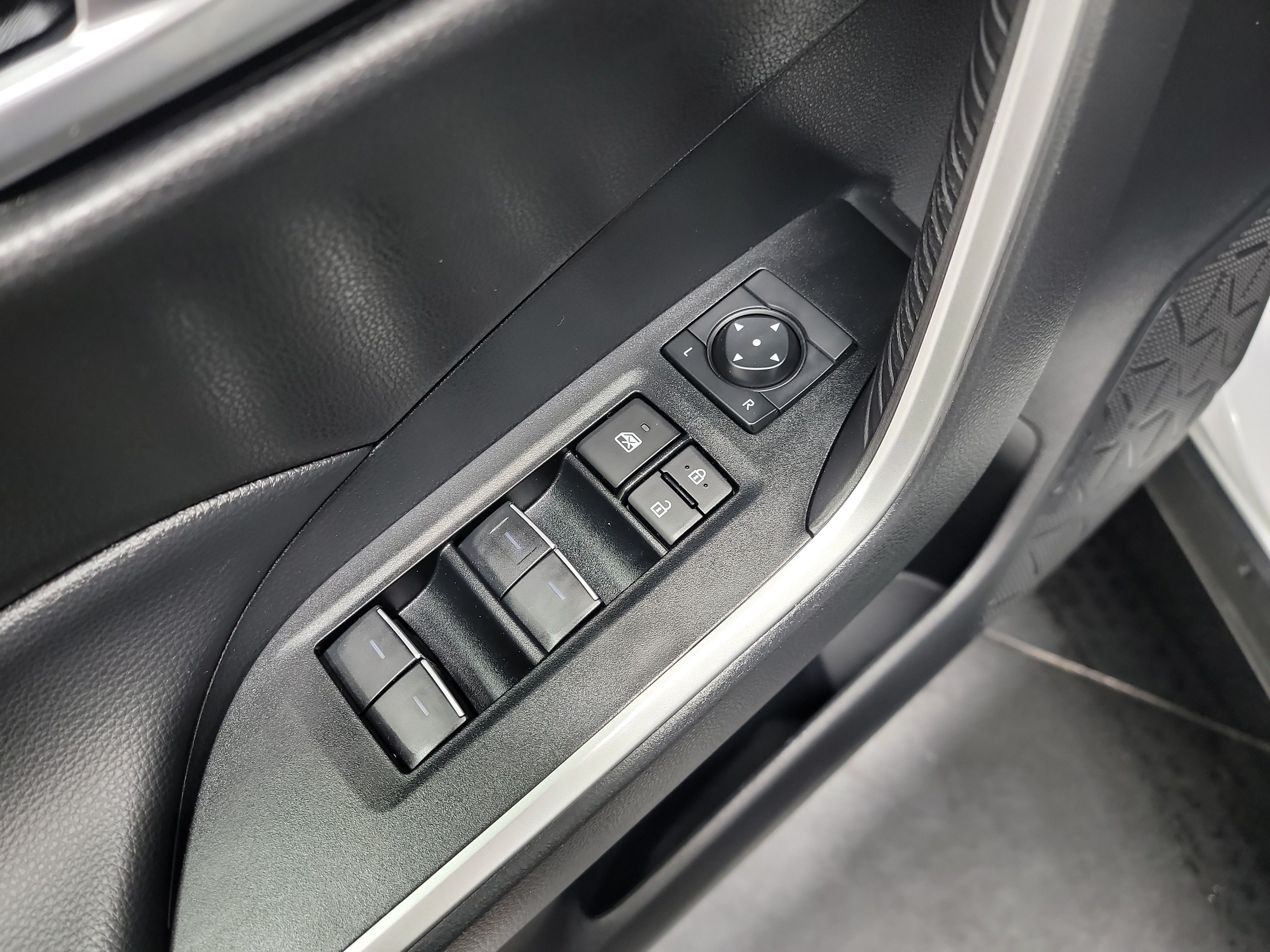 2023 Toyota RAV4 Hybrid SE photo