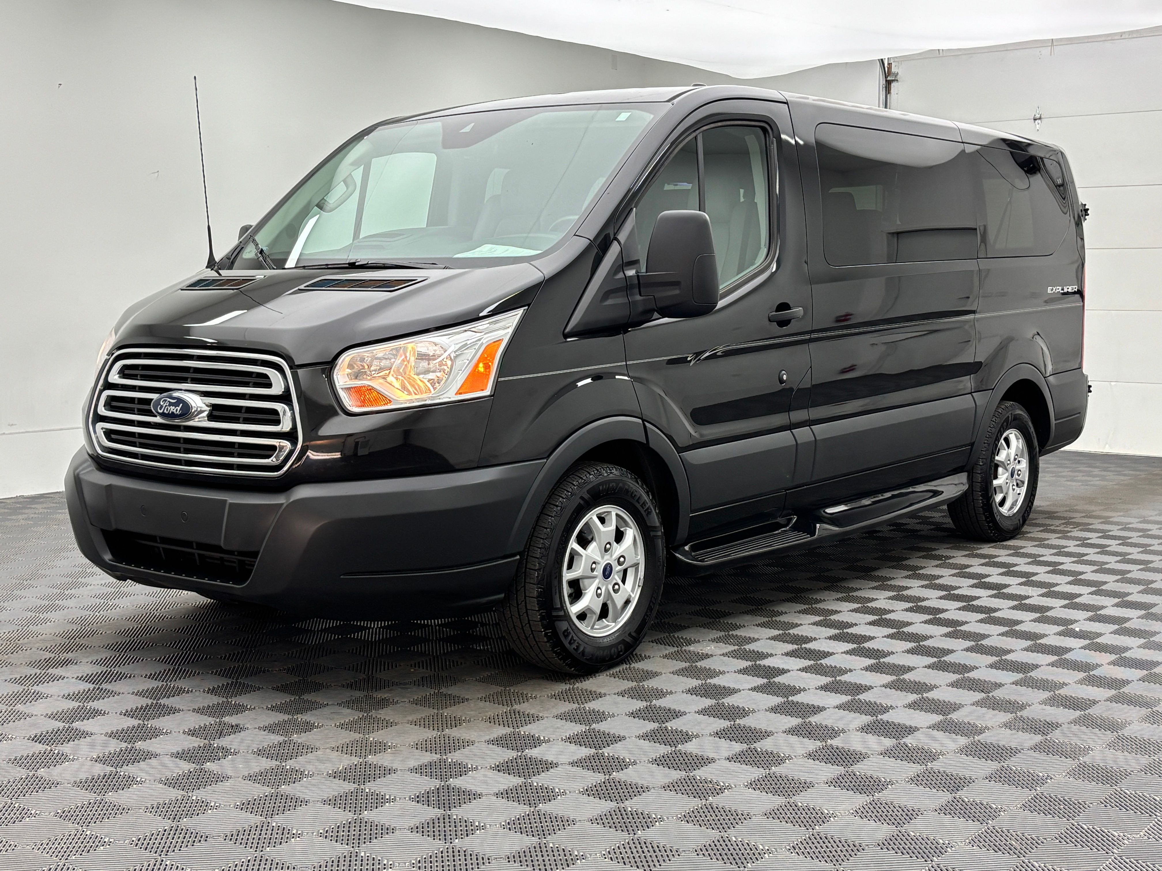 Used 2015 Tuxedo Black Metallic Ford Explorer Limited SE image 15