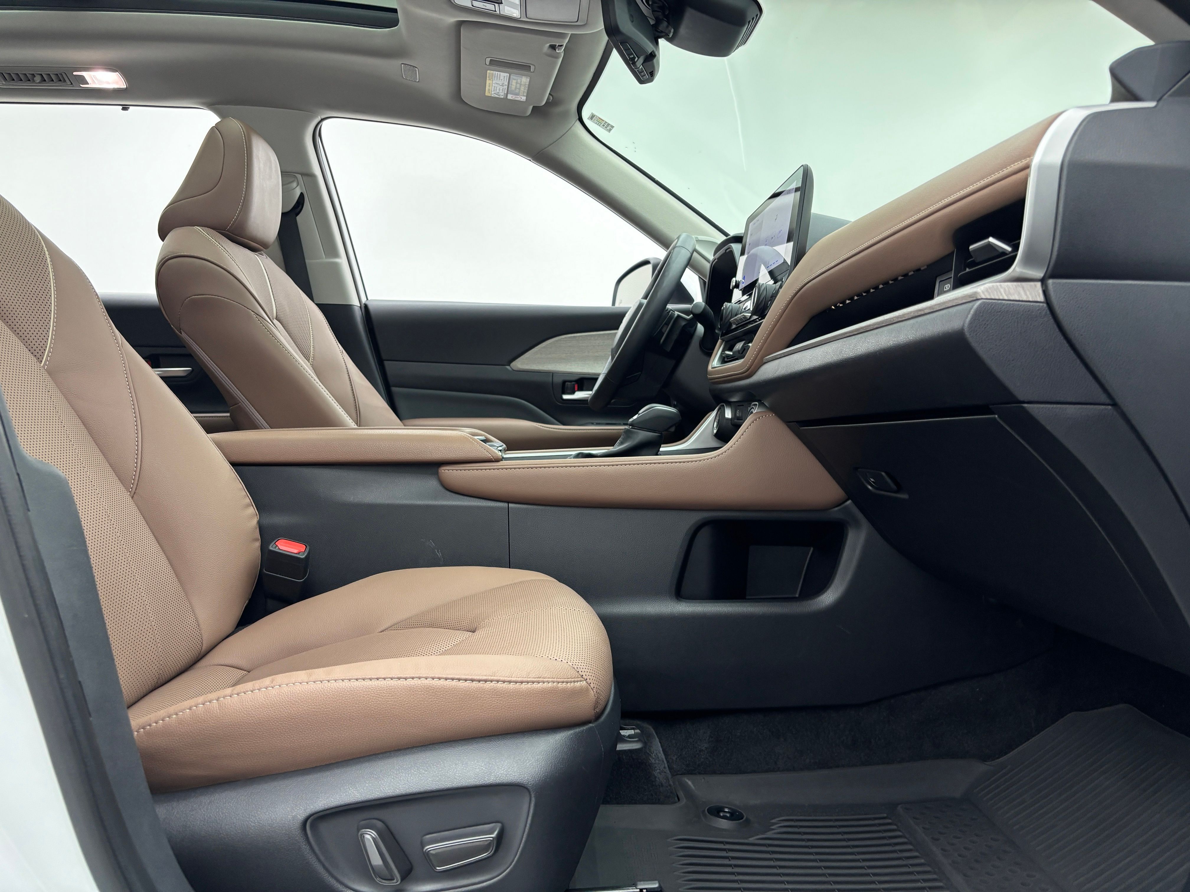 Used 2025 Pearl Toyota Platinum image 37