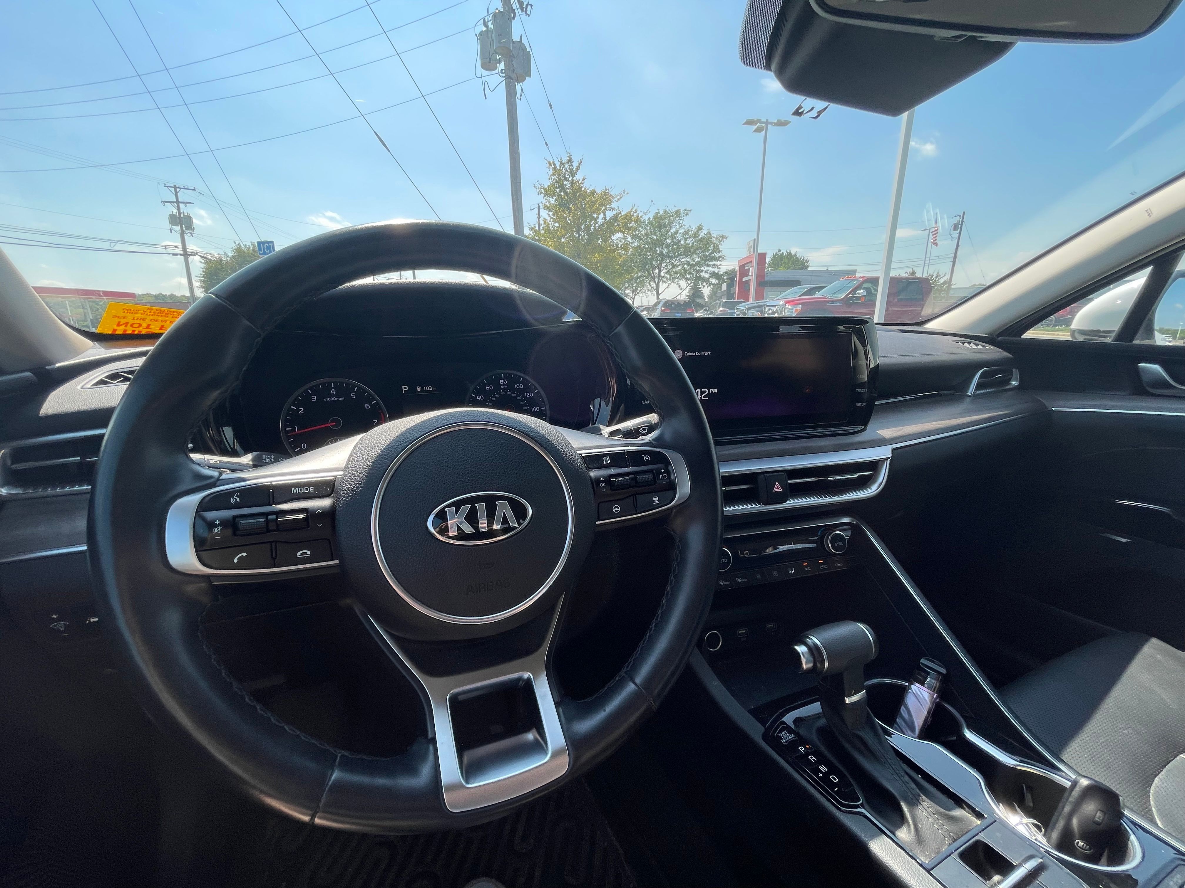 Used 2021 White Pearl Kia EX image 9
