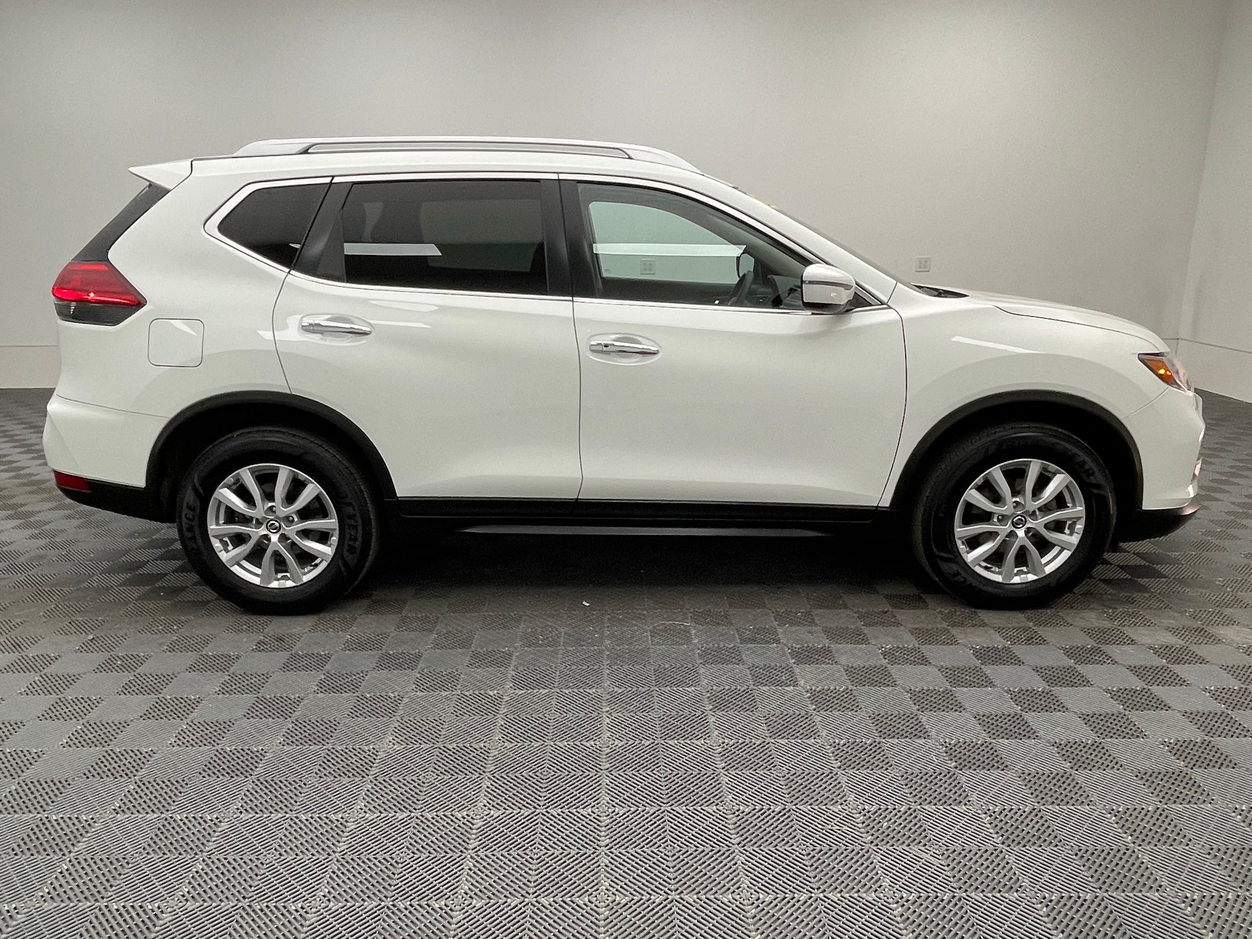 Used 2017 Glacier White Nissan SV image 6