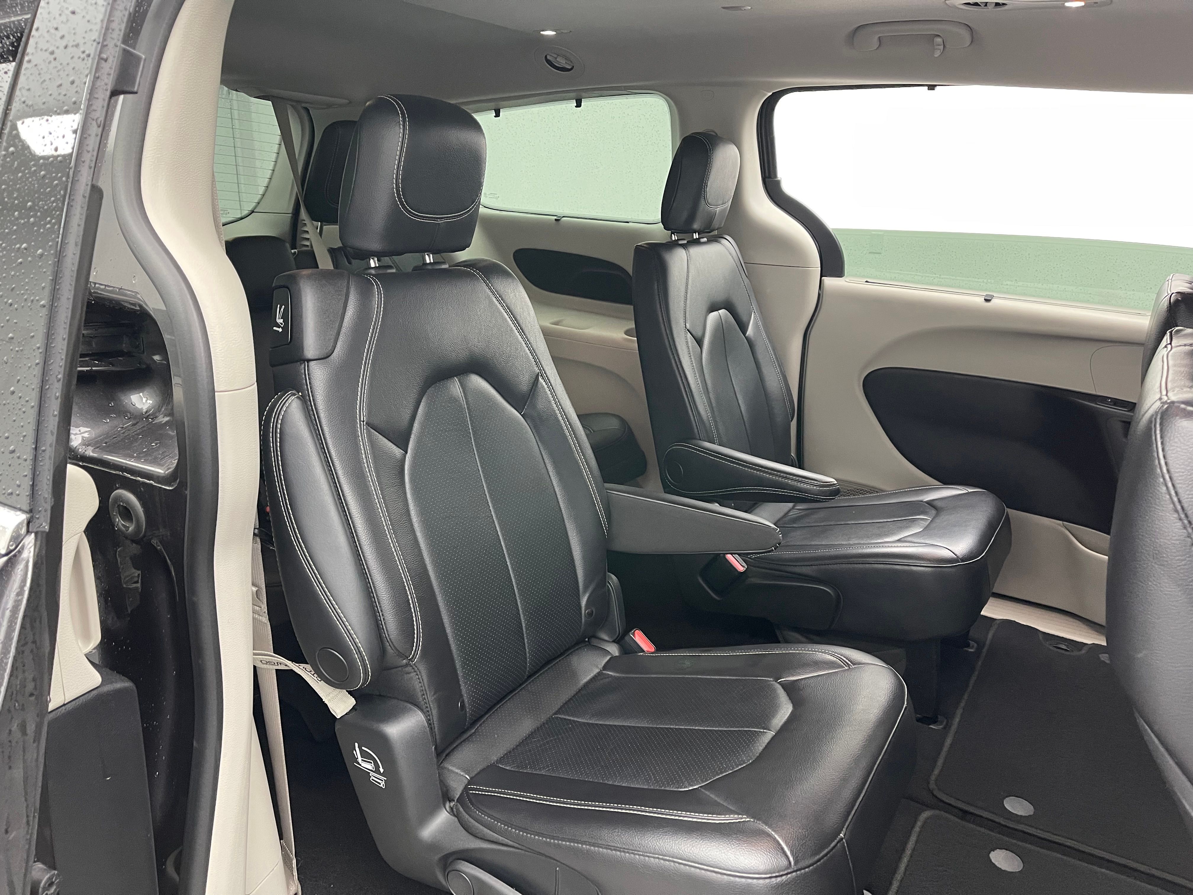Used 2022 Granite Crystal Metallic Clearcoat Chrysler Touring L image 35