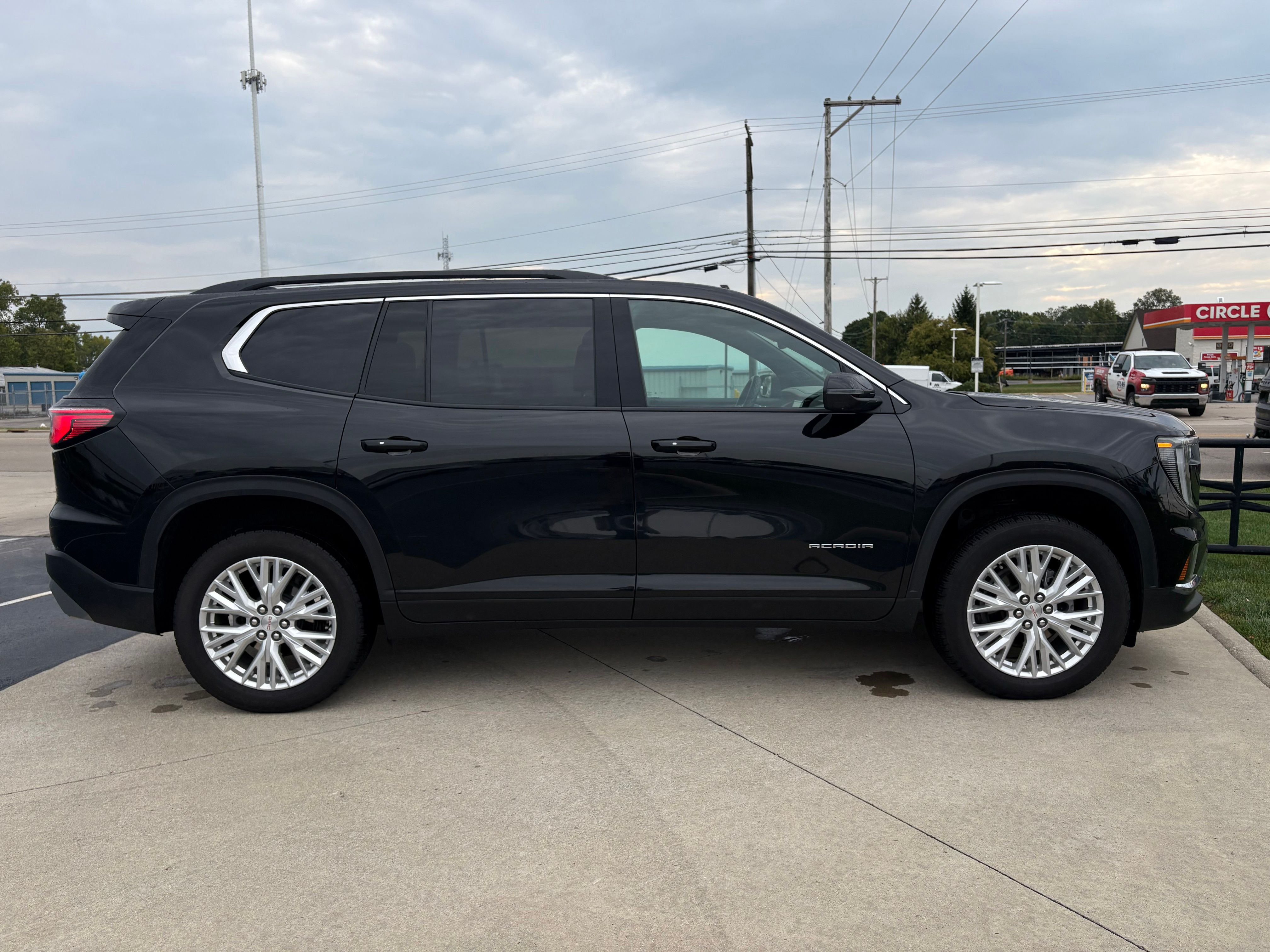 Used 2024 Ebony Twilight Metallic GMC Elevation image 8