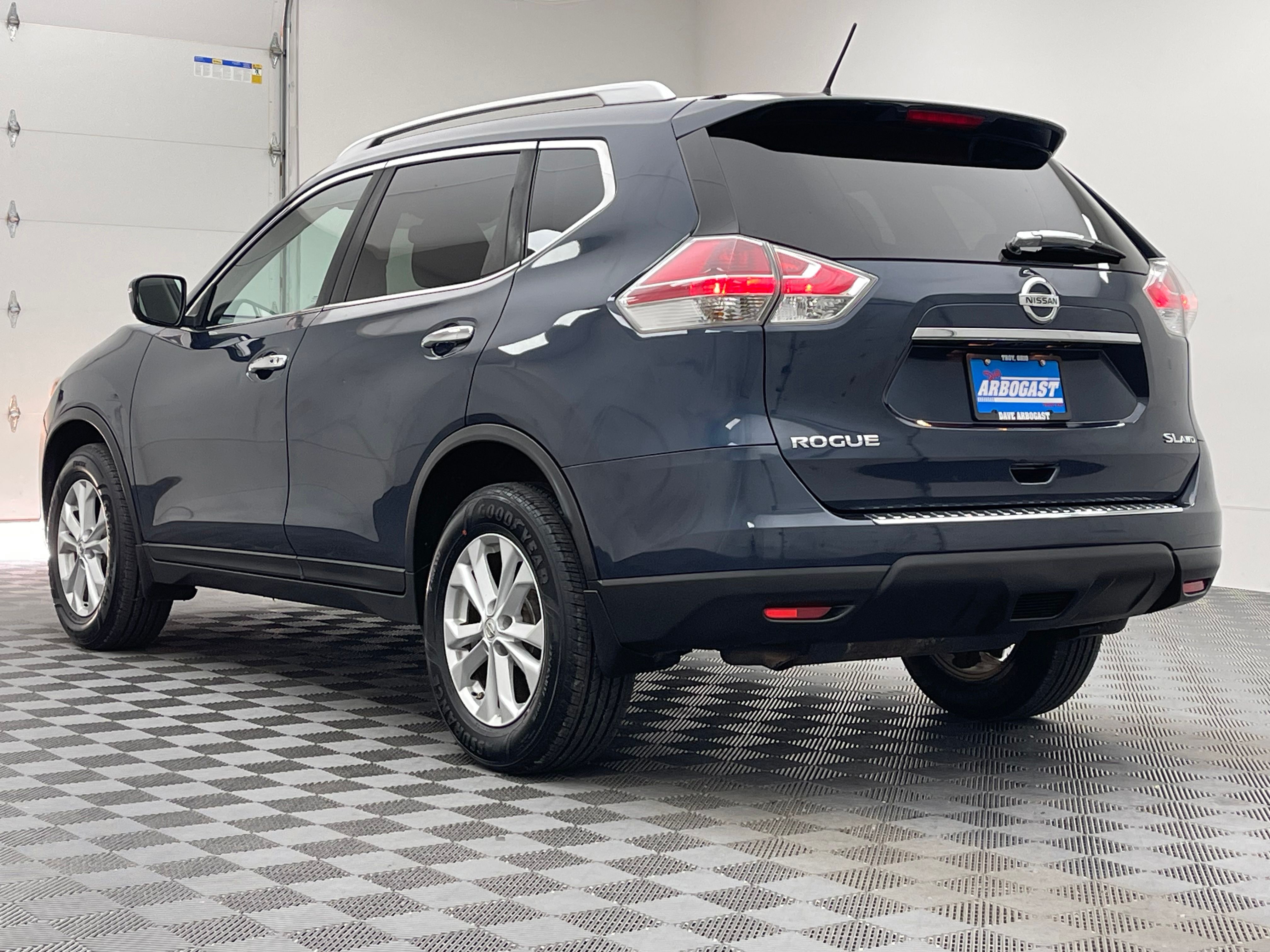 Used 2016 Arctic Blue Metallic Nissan SV image 9