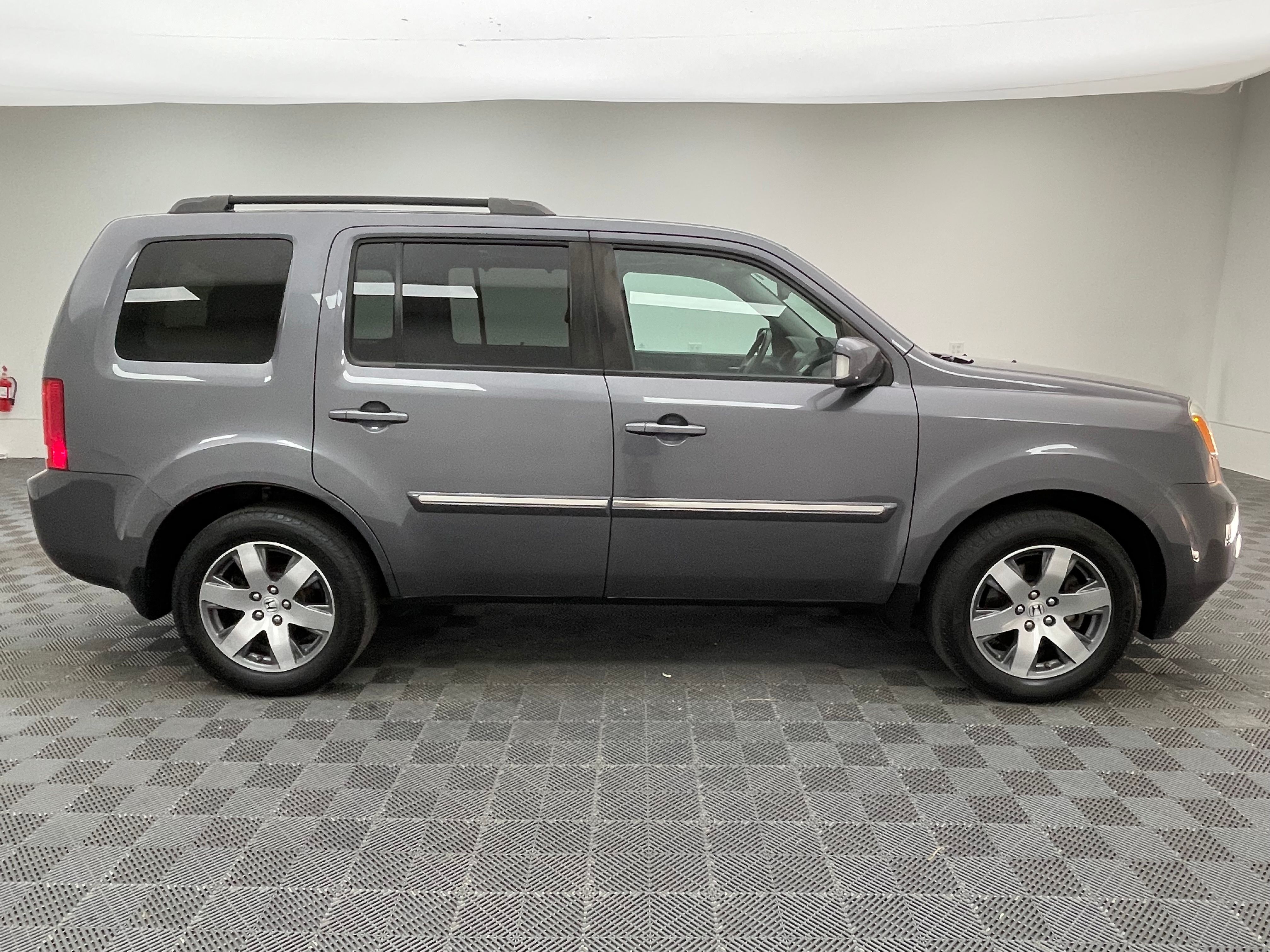 Used 2015 Modern Steel Metallic Honda Touring image 8