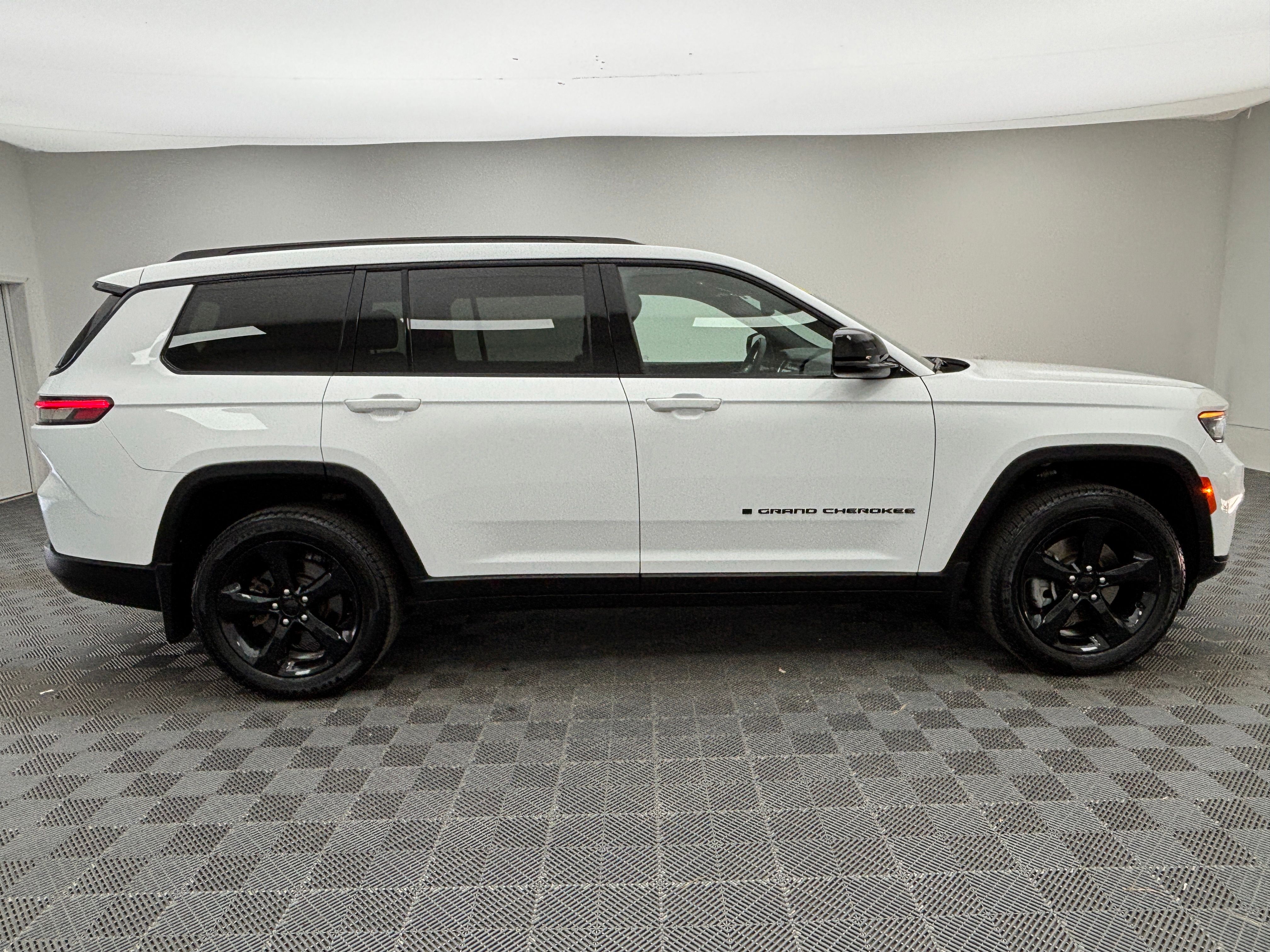 Used 2023 Bright White Clearcoat Jeep Altitude X image 8