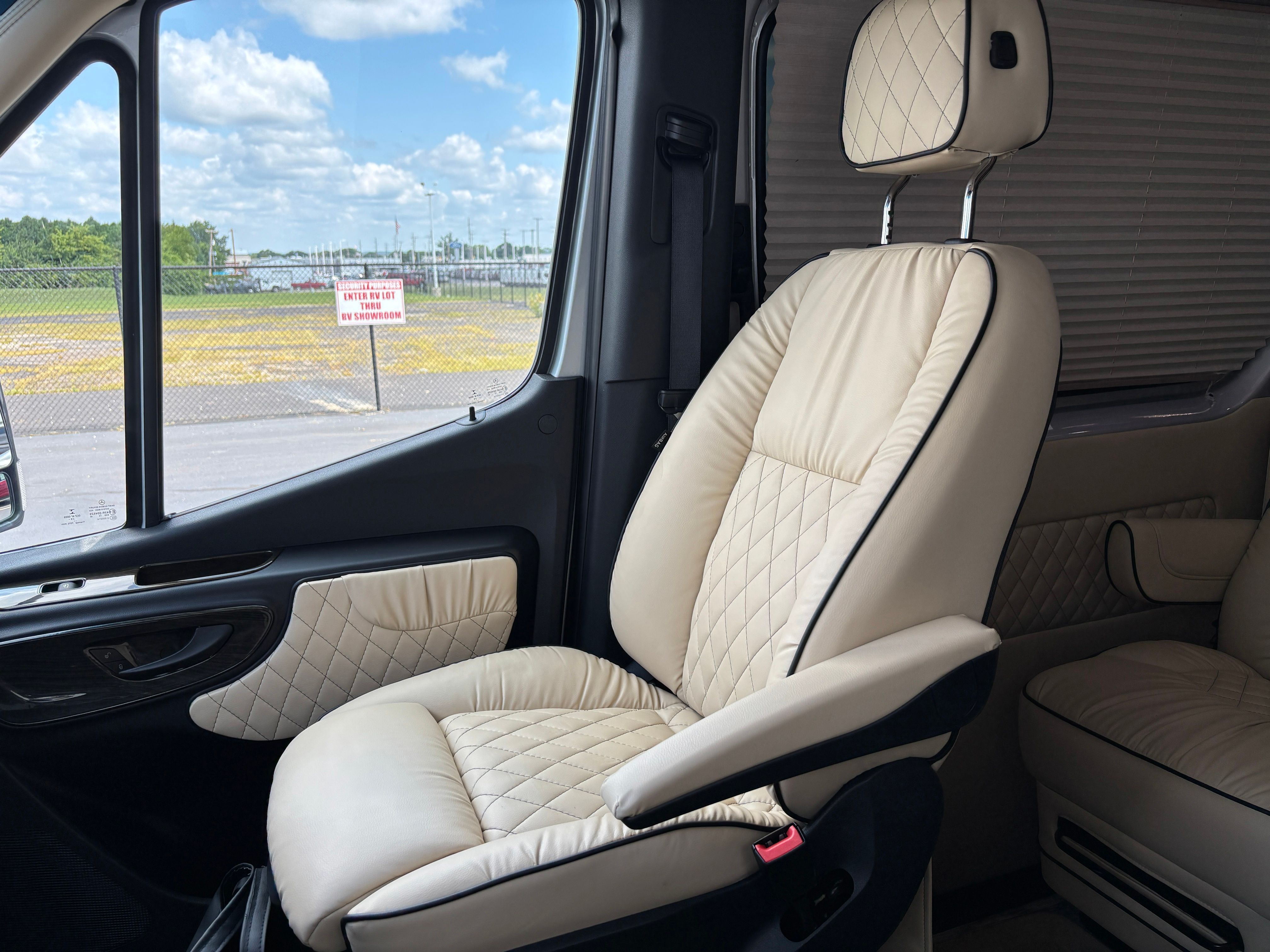 Used 2021 Silver Mercedes-Benz Midwest Luxe Cruiser image 42