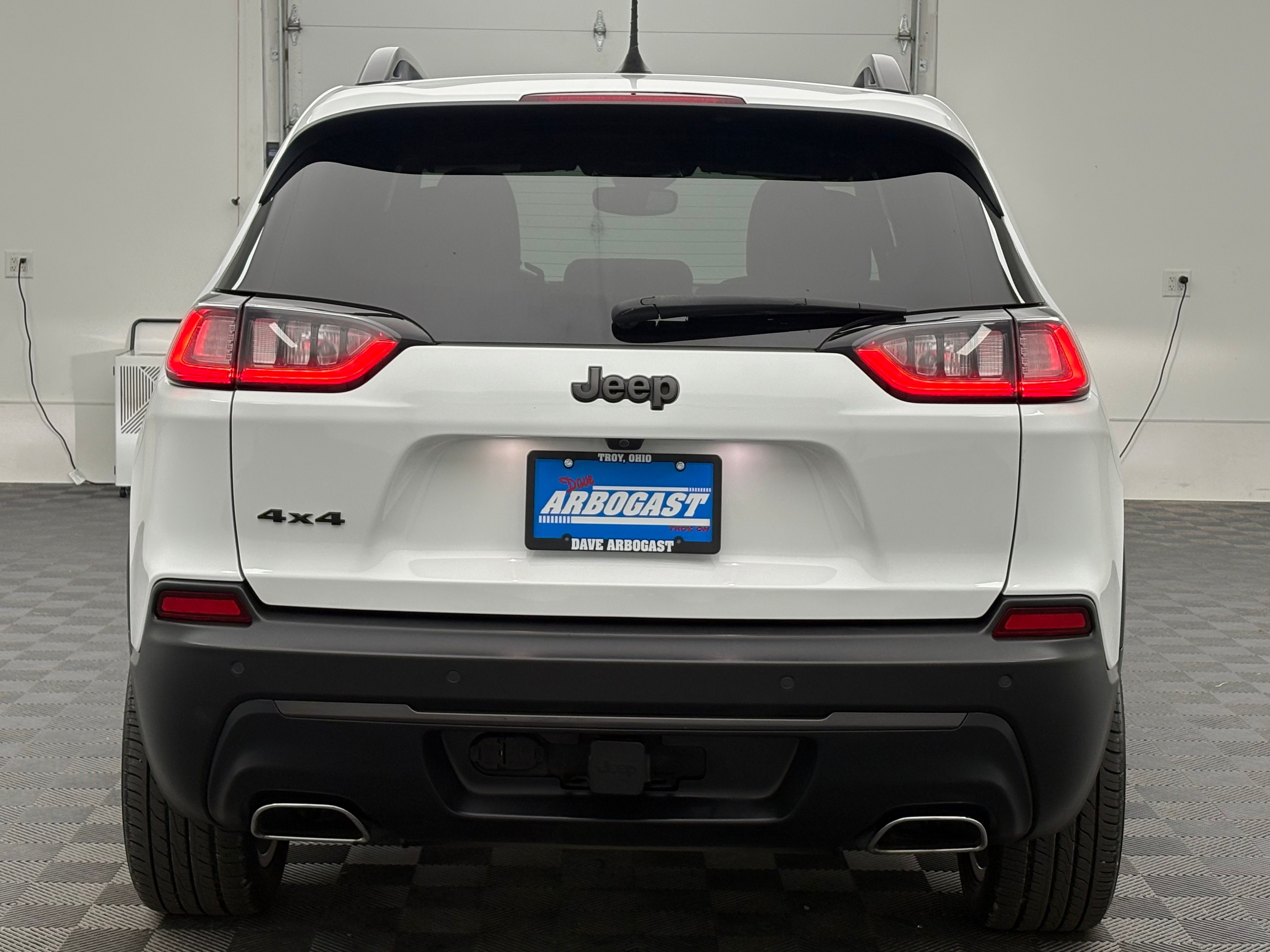Used 2021 Bright White Clearcoat Jeep Latitude Lux image 9
