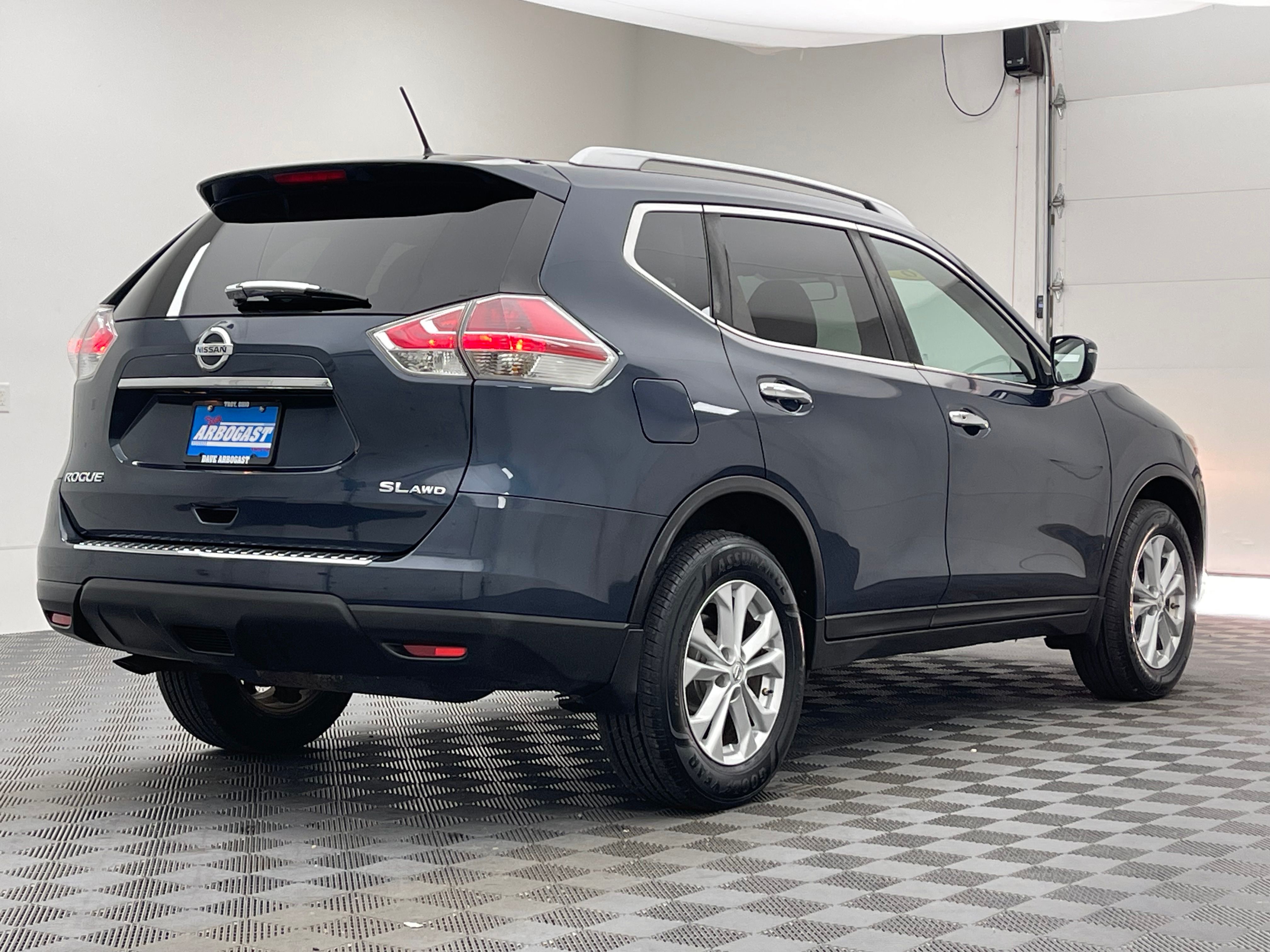 Used 2016 Arctic Blue Metallic Nissan SV image 6