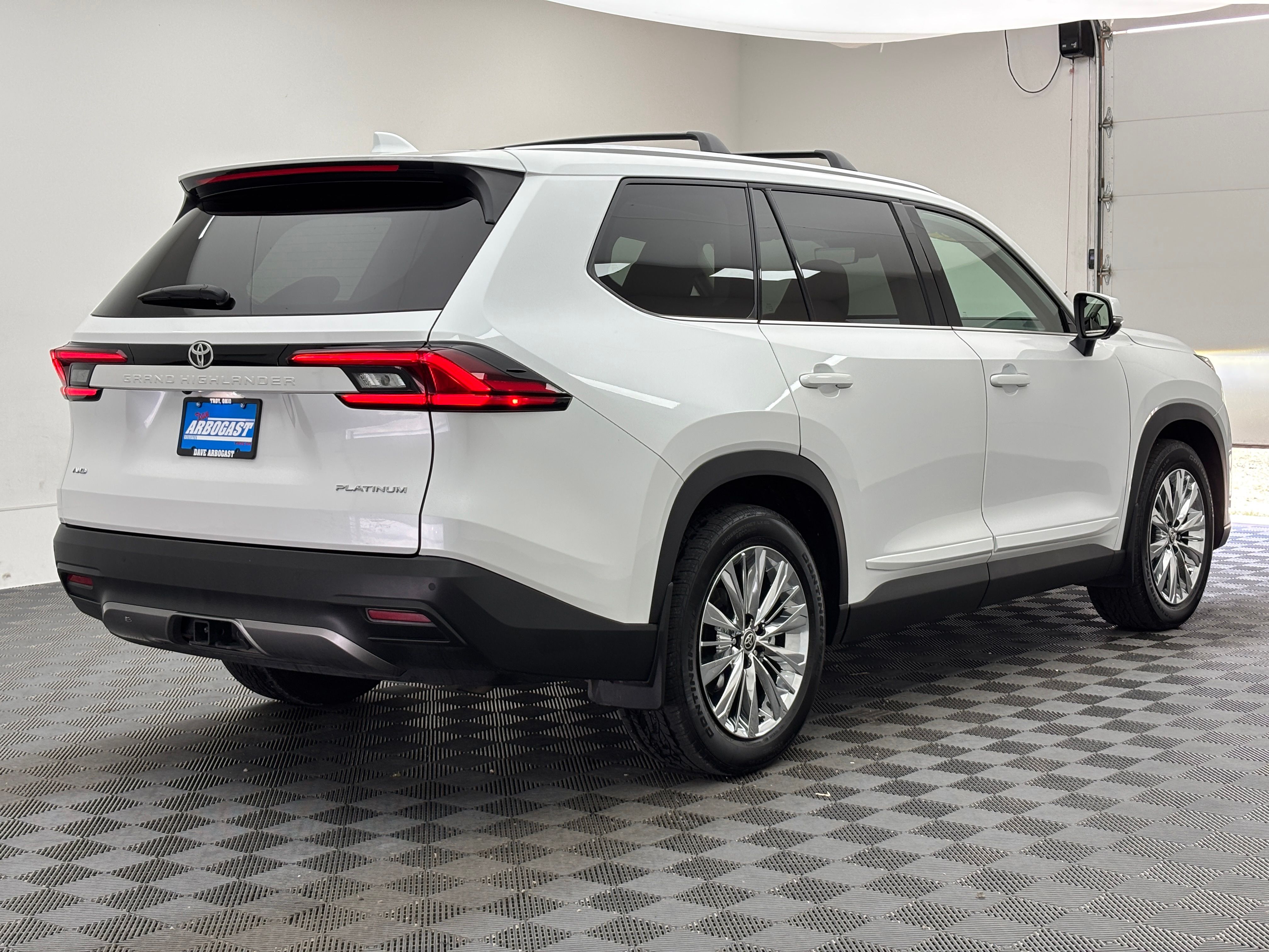 Used 2025 Pearl Toyota Platinum image 10